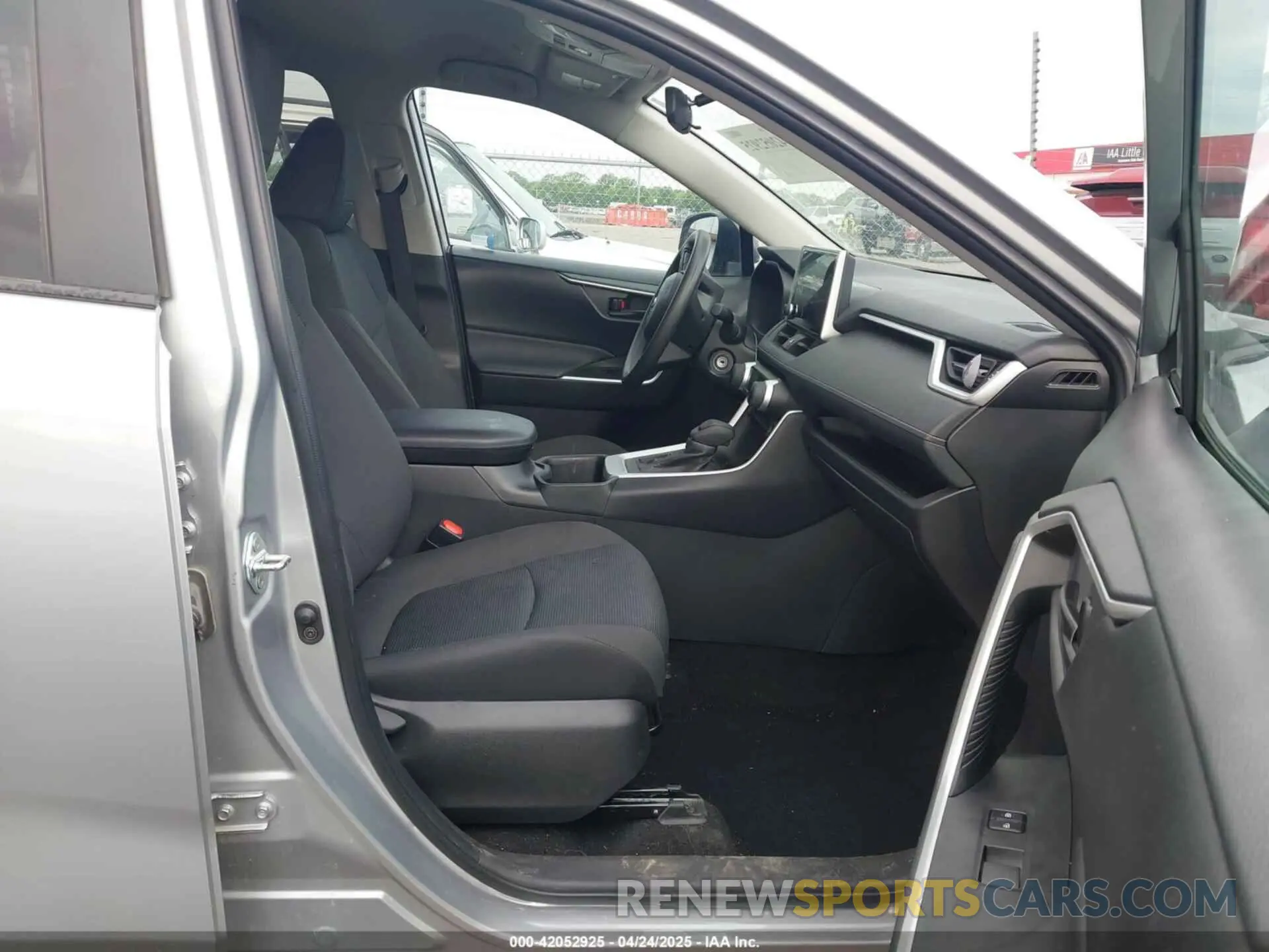 5 Photograph of a damaged car 2T3H1RFVXRW311631 TOYOTA RAV4 2024
