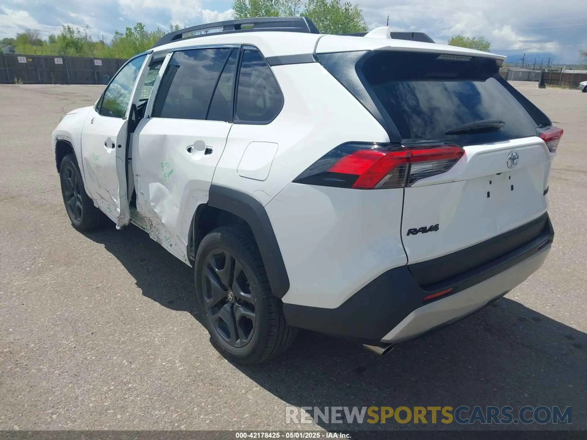 3 Фотография поврежденного автомобиля 2T3J1RFV8RW472982 TOYOTA RAV4 2024