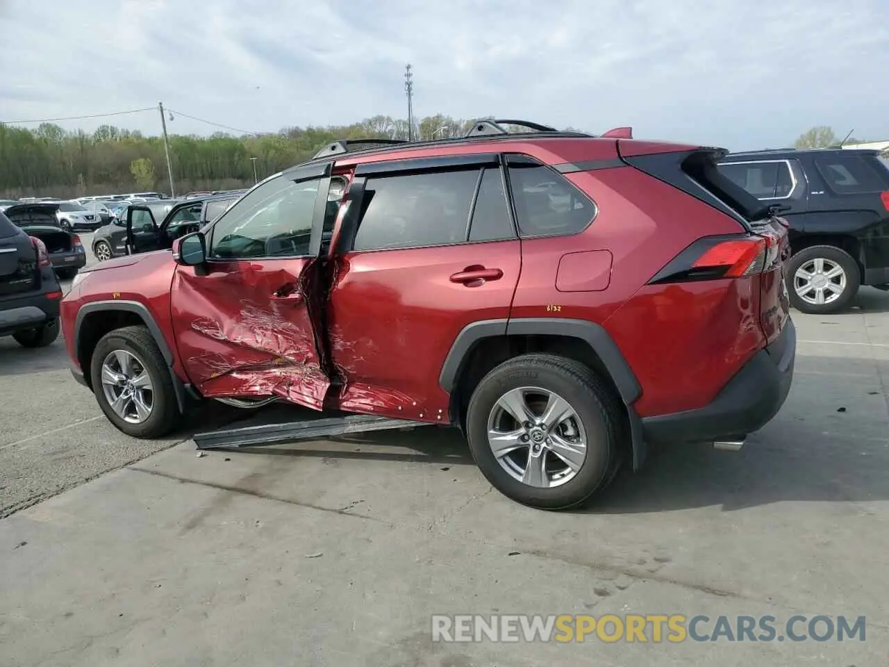2 Photograph of a damaged car 2T3P1RFV2RW424212 TOYOTA RAV4 2024