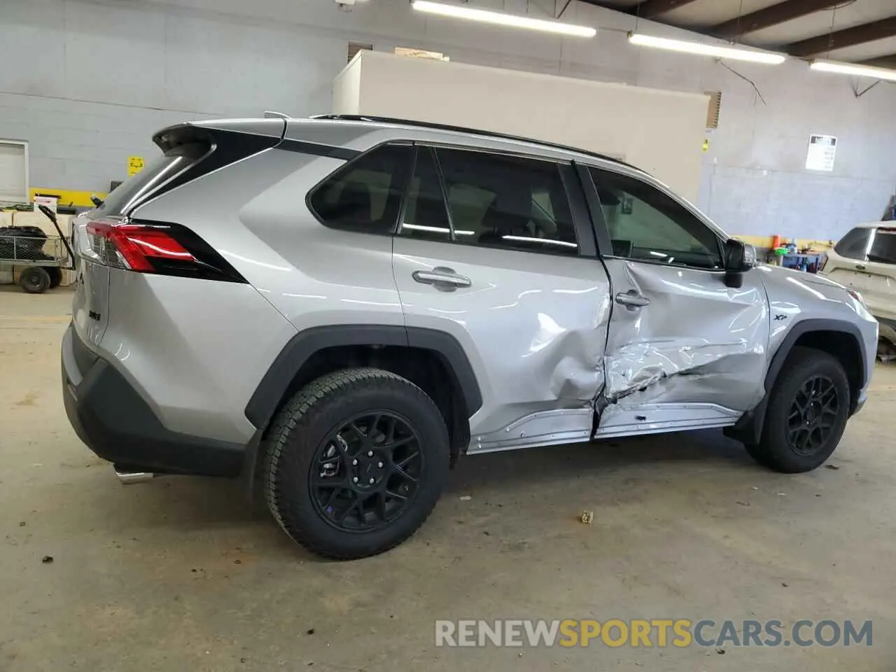 3 Фотография поврежденного автомобиля 2T3W1RFVXRC261290 TOYOTA RAV4 2024