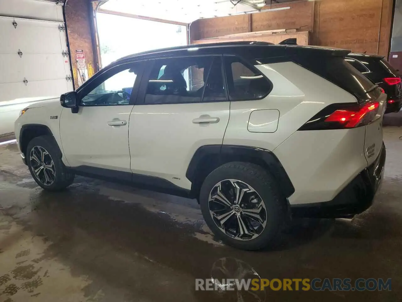 2 Фотография поврежденного автомобиля JTMEB3FV7RD212694 TOYOTA RAV4 2024