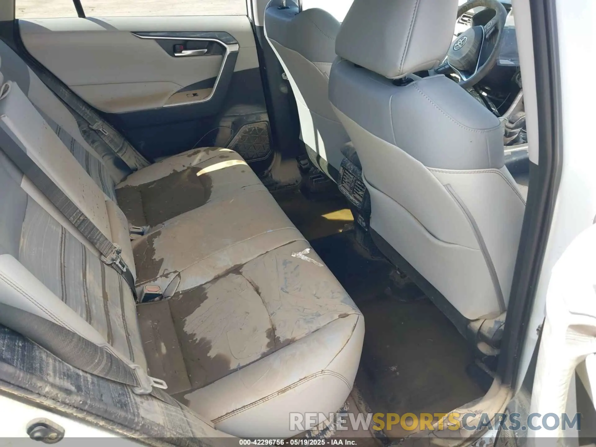 8 Photograph of a damaged car 2T3A1RFV2SW536438 TOYOTA RAV4 2025