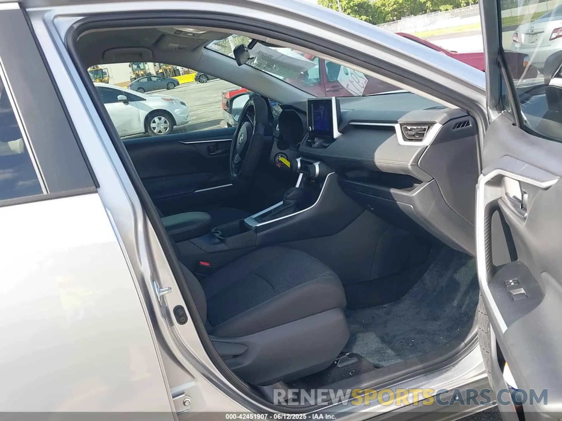 5 Photograph of a damaged car 2T3H1RFV3SC311610 TOYOTA RAV4 2025