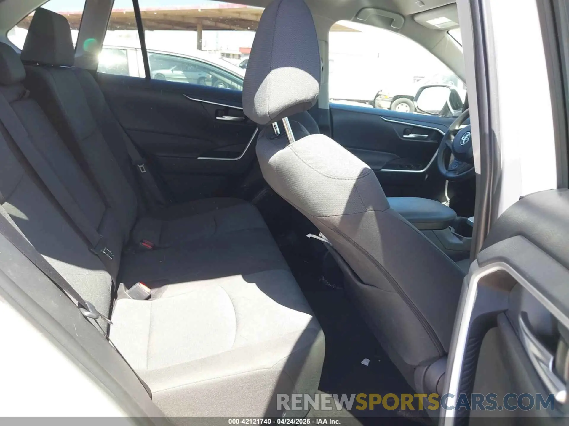 8 Фотография поврежденного автомобиля 2T3W1RFV8SW374059 TOYOTA RAV4 2025