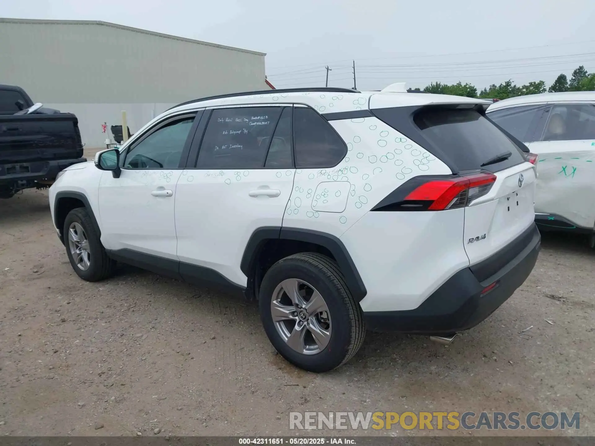 3 Фотография поврежденного автомобиля 2T3W1RFV9SW374071 TOYOTA RAV4 2025