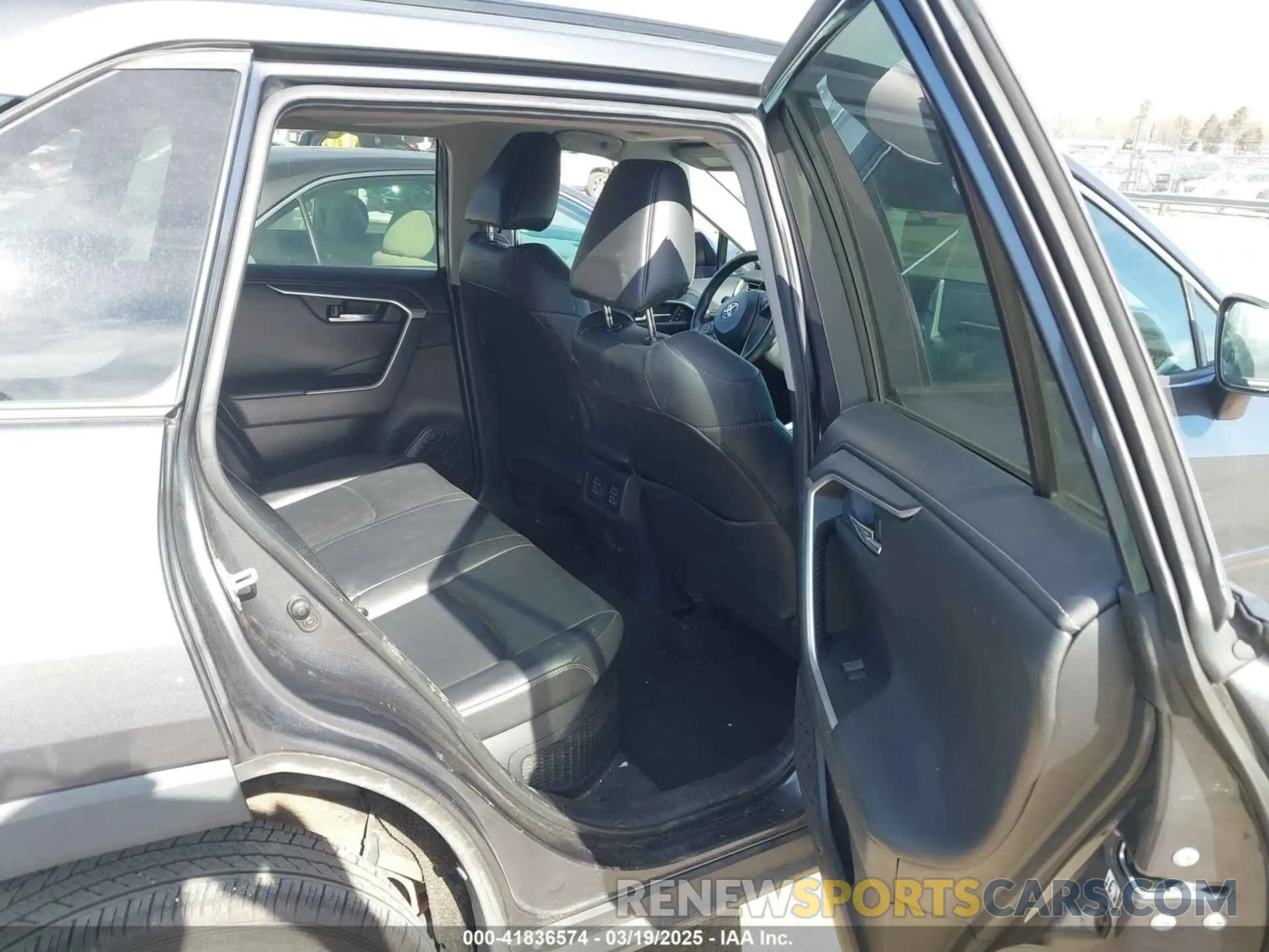 8 Photograph of a damaged car 2T3DWRFV3KW042748 TOYOTA RAV4 HYBRID 2019