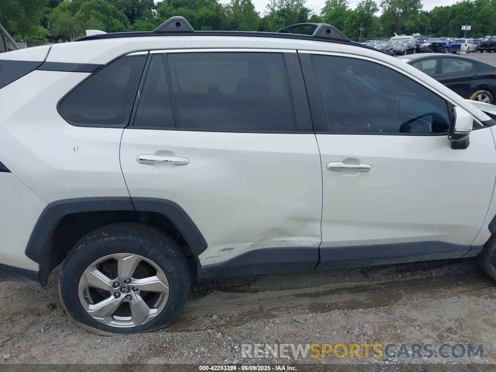 17 Photograph of a damaged car 2T3DWRFV8KW009793 TOYOTA RAV4 HYBRID 2019