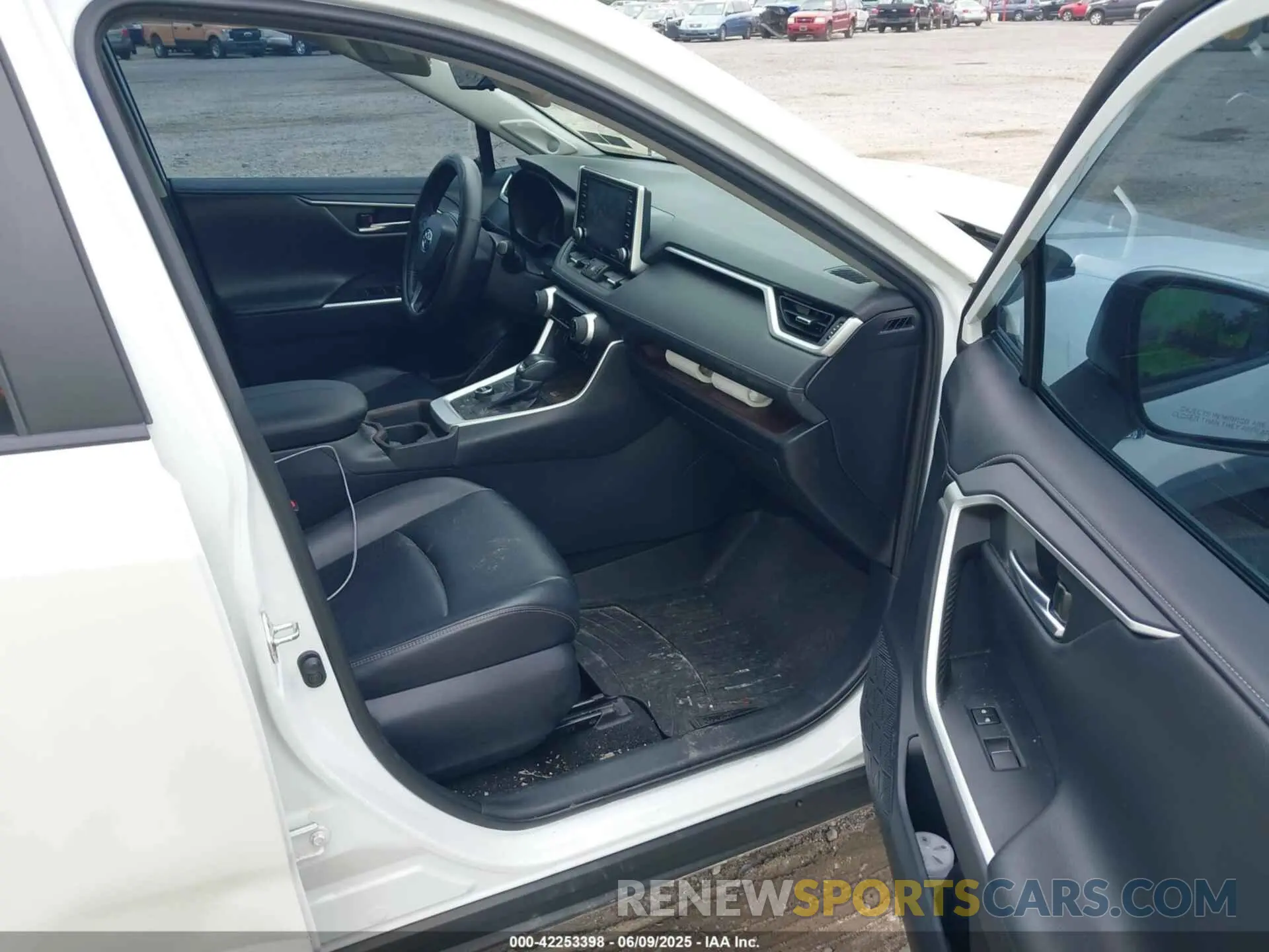 5 Photograph of a damaged car 2T3DWRFV8KW009793 TOYOTA RAV4 HYBRID 2019
