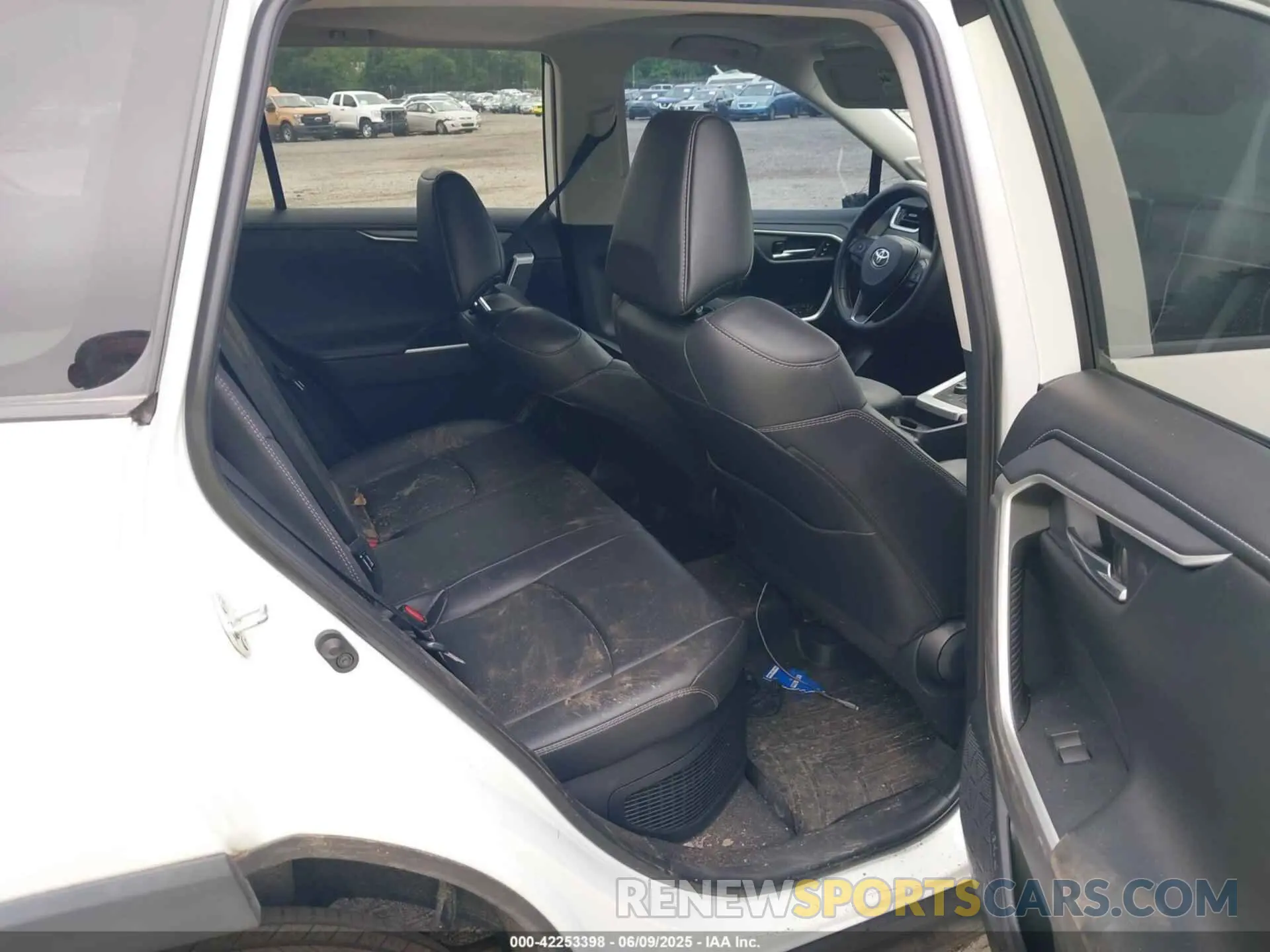 8 Photograph of a damaged car 2T3DWRFV8KW009793 TOYOTA RAV4 HYBRID 2019