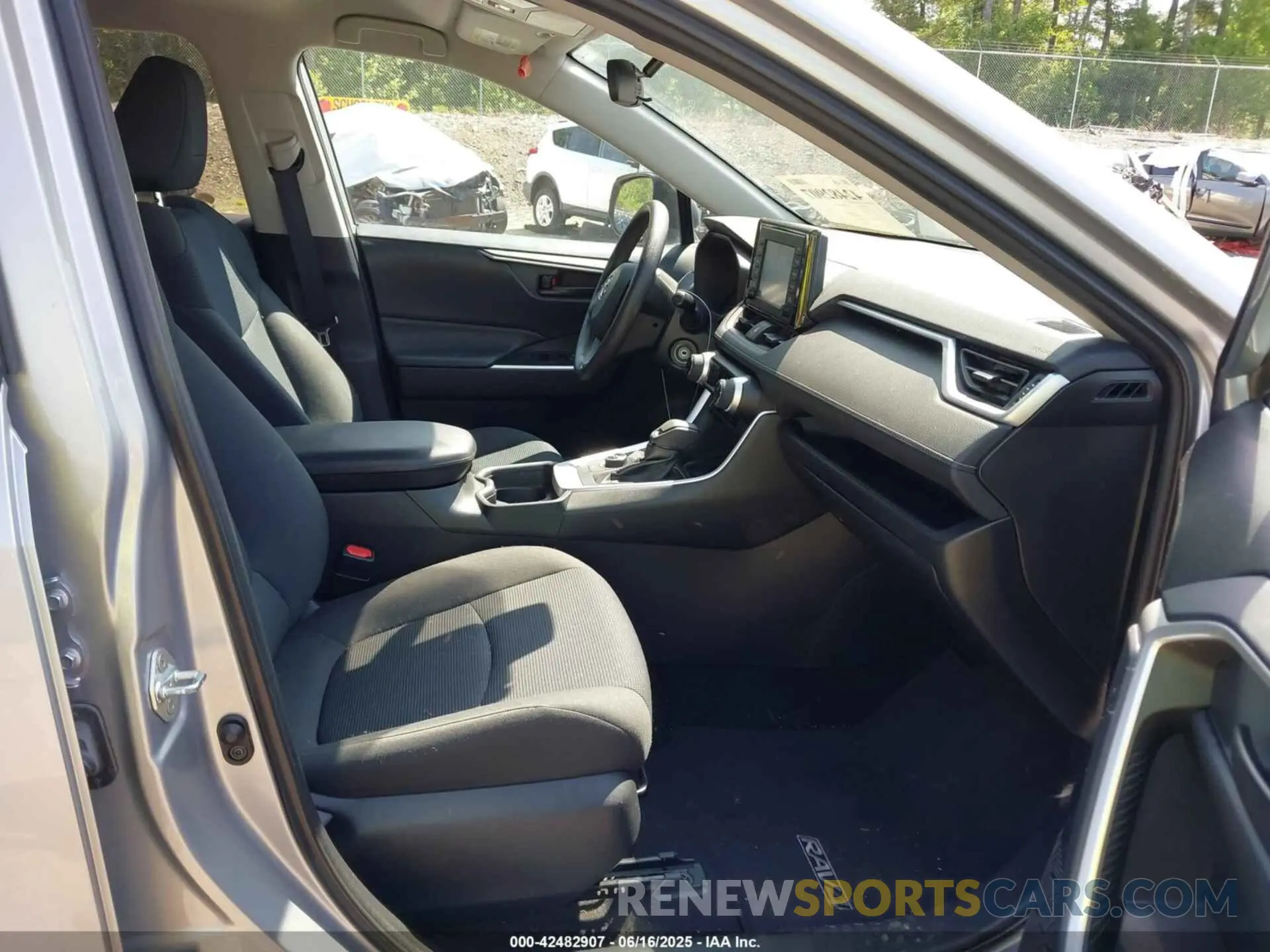 5 Photograph of a damaged car 2T3LWRFV1KW018878 TOYOTA RAV4 HYBRID 2019