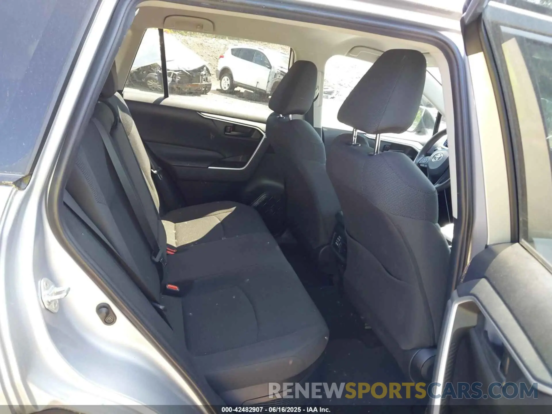 8 Photograph of a damaged car 2T3LWRFV1KW018878 TOYOTA RAV4 HYBRID 2019