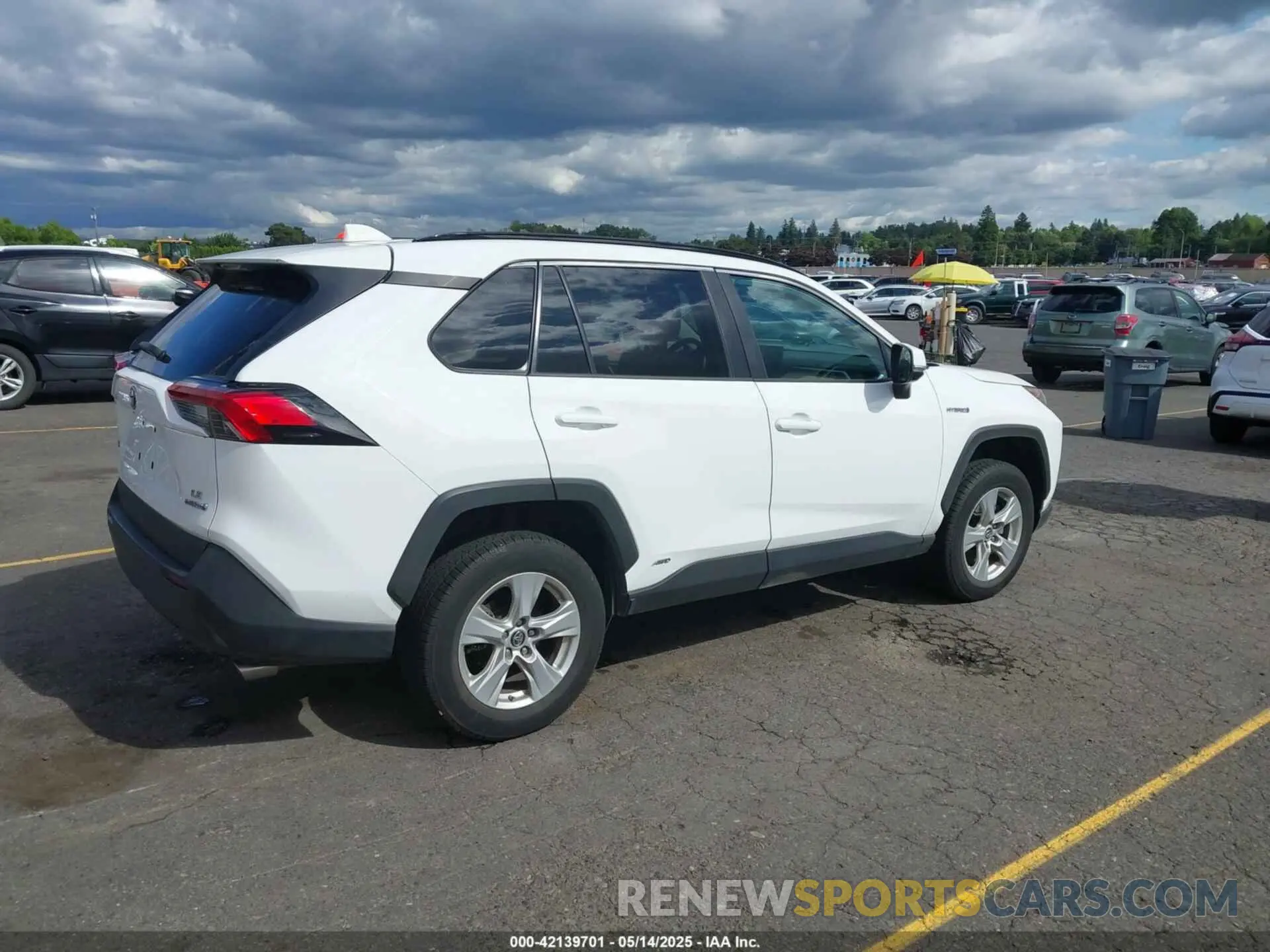 4 Photograph of a damaged car 2T3MWRFV5KW031654 TOYOTA RAV4 HYBRID 2019