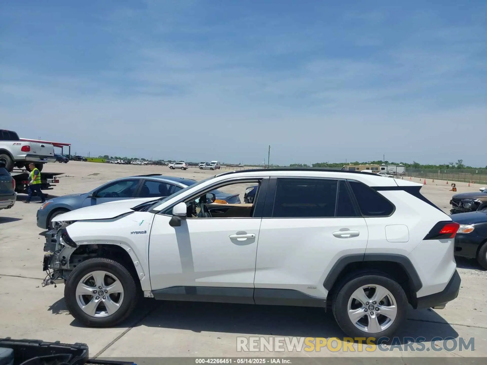 14 Photograph of a damaged car 2T3RWRFV7KW042080 TOYOTA RAV4 HYBRID 2019