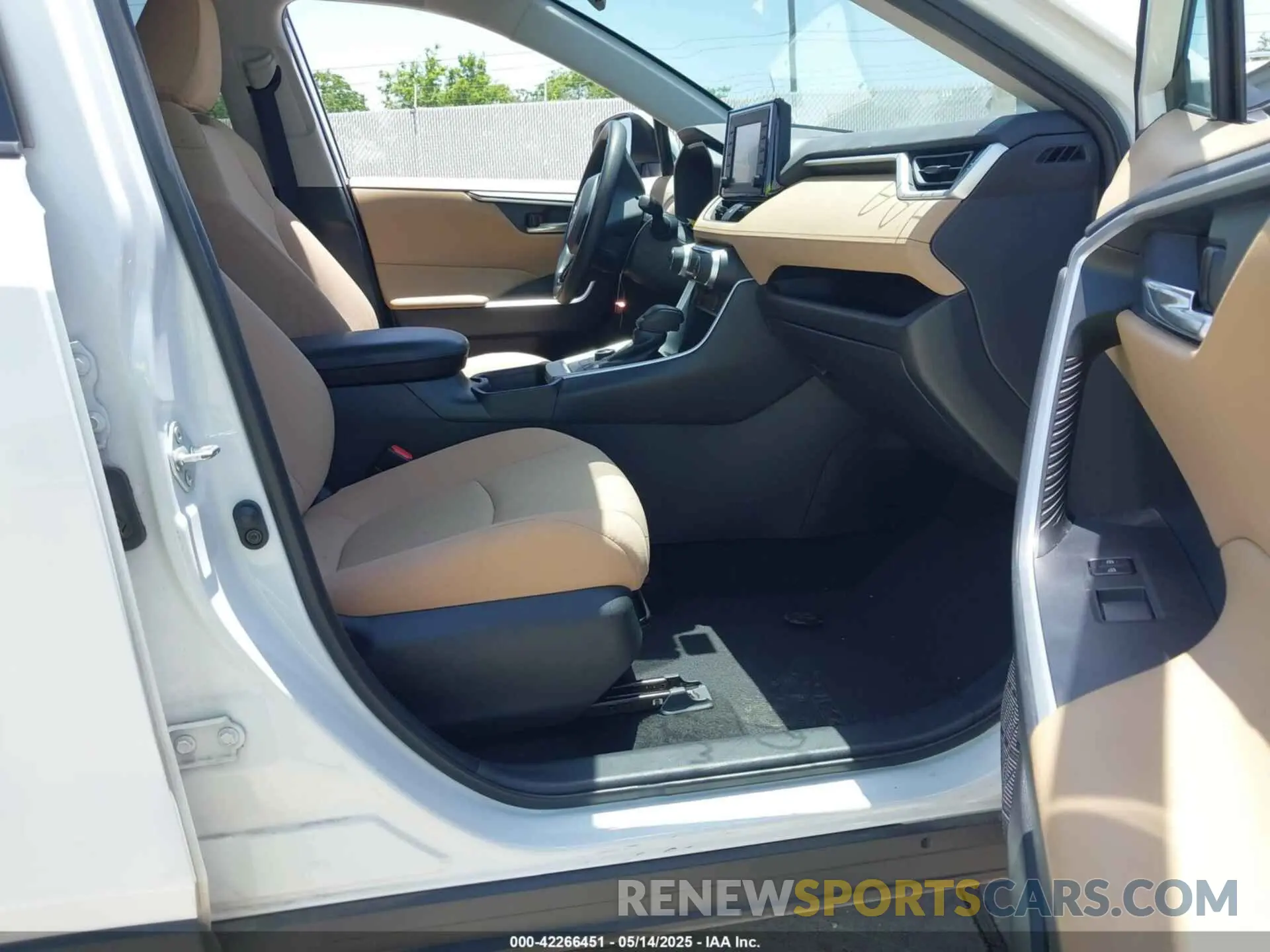 5 Photograph of a damaged car 2T3RWRFV7KW042080 TOYOTA RAV4 HYBRID 2019