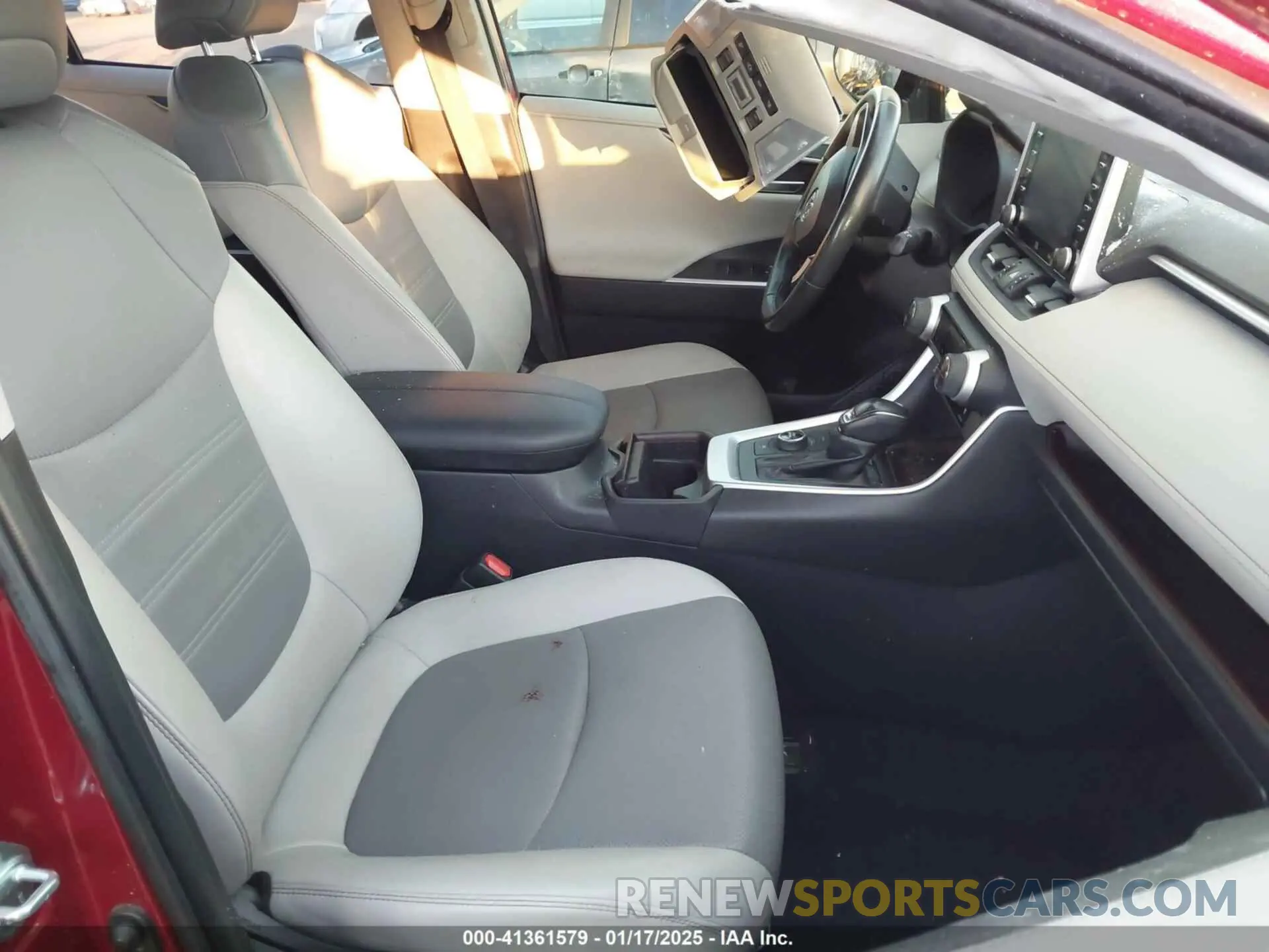 5 Photograph of a damaged car JTMDWRFVXKD019769 TOYOTA RAV4 HYBRID 2019