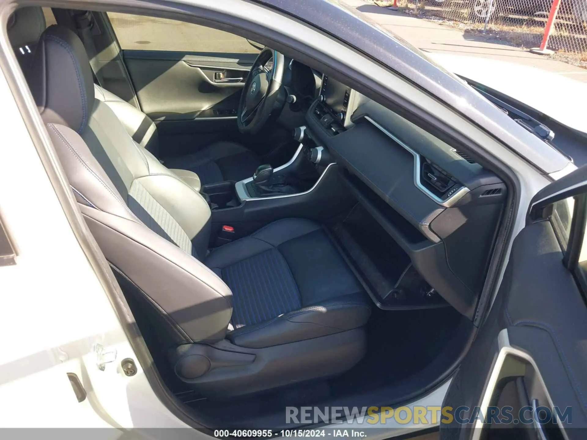 5 Photograph of a damaged car JTMEWRFV5KJ015330 TOYOTA RAV4 HYBRID 2019