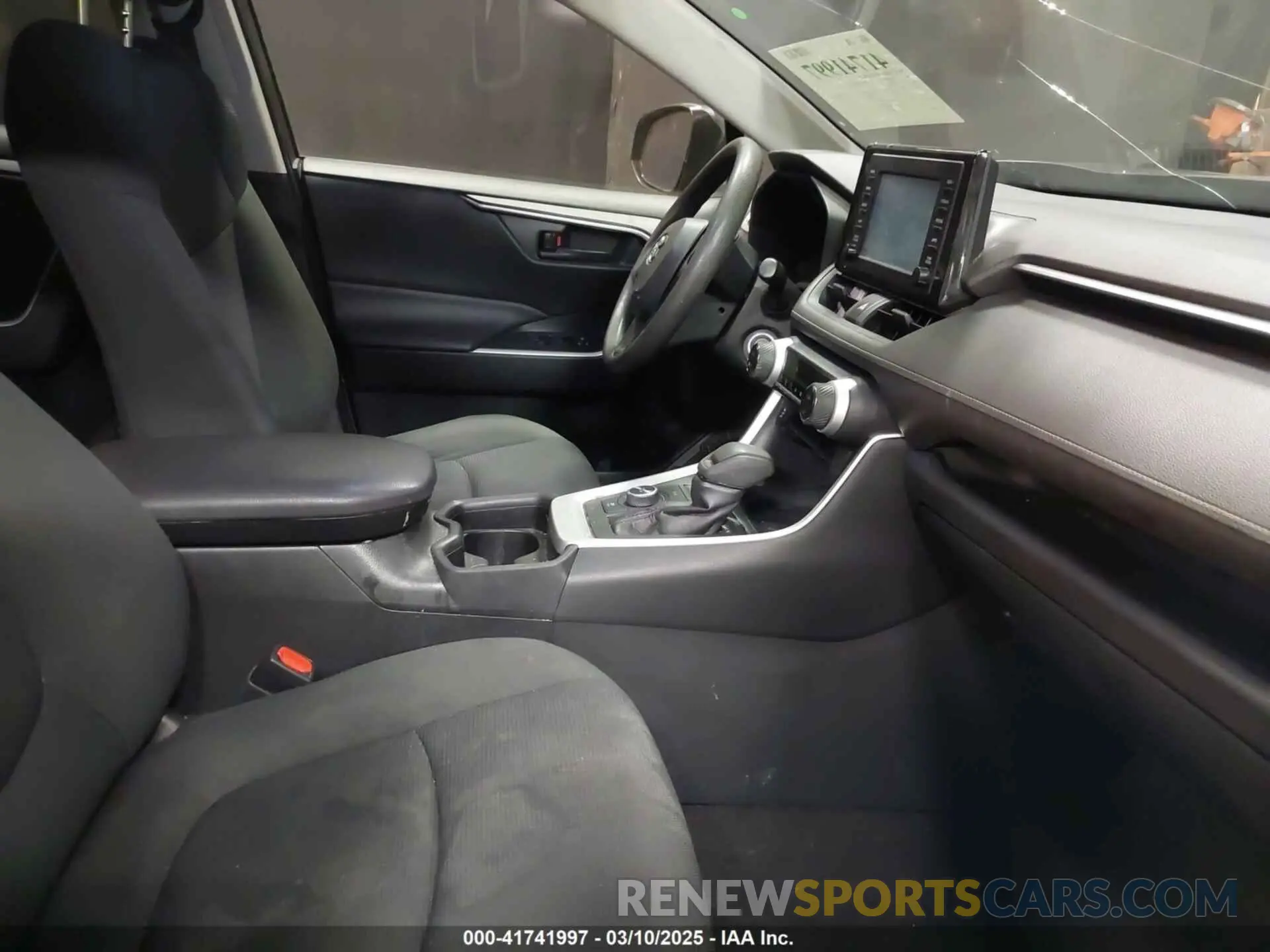 5 Photograph of a damaged car JTMMWRFV1KD026481 TOYOTA RAV4 HYBRID 2019