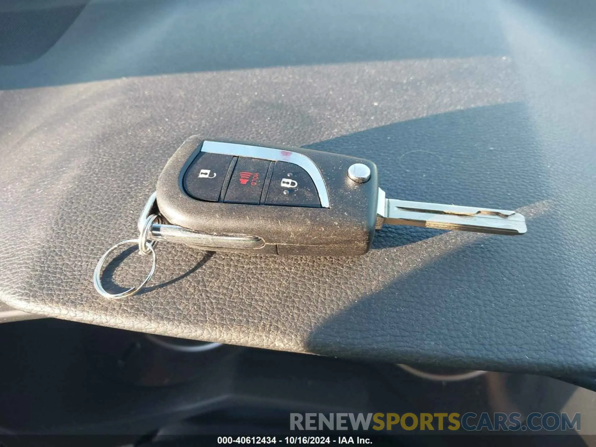 11 Photograph of a damaged car JTMMWRFV7KD026601 TOYOTA RAV4 HYBRID 2019