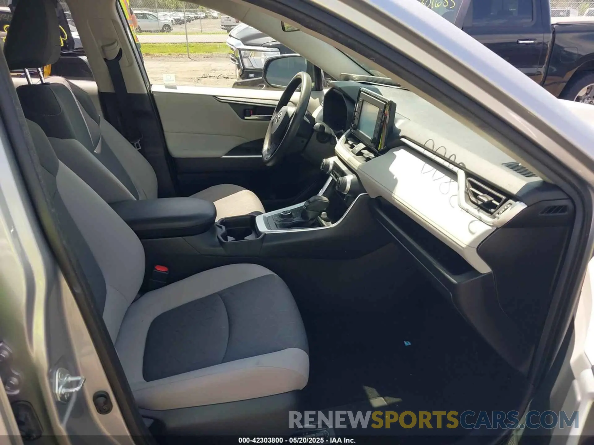5 Photograph of a damaged car JTMRWRFV4KD023659 TOYOTA RAV4 HYBRID 2019