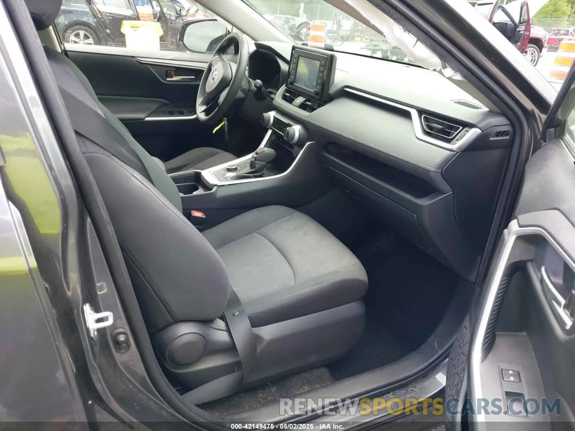 5 Photograph of a damaged car JTMRWRFV4KD034399 TOYOTA RAV4 HYBRID 2019