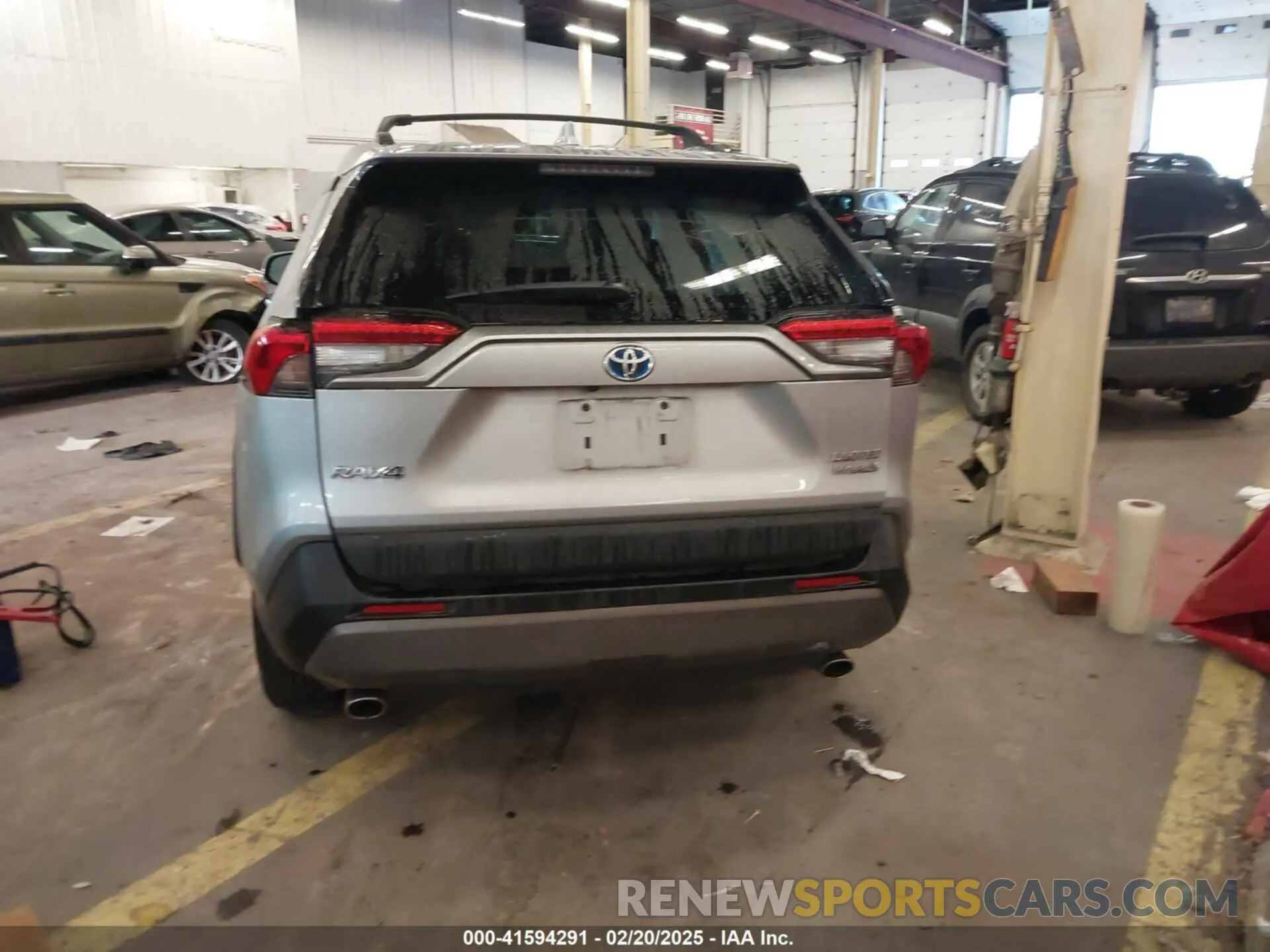 17 Photograph of a damaged car 2T3DWRFV5LW051470 TOYOTA RAV4 HYBRID 2020