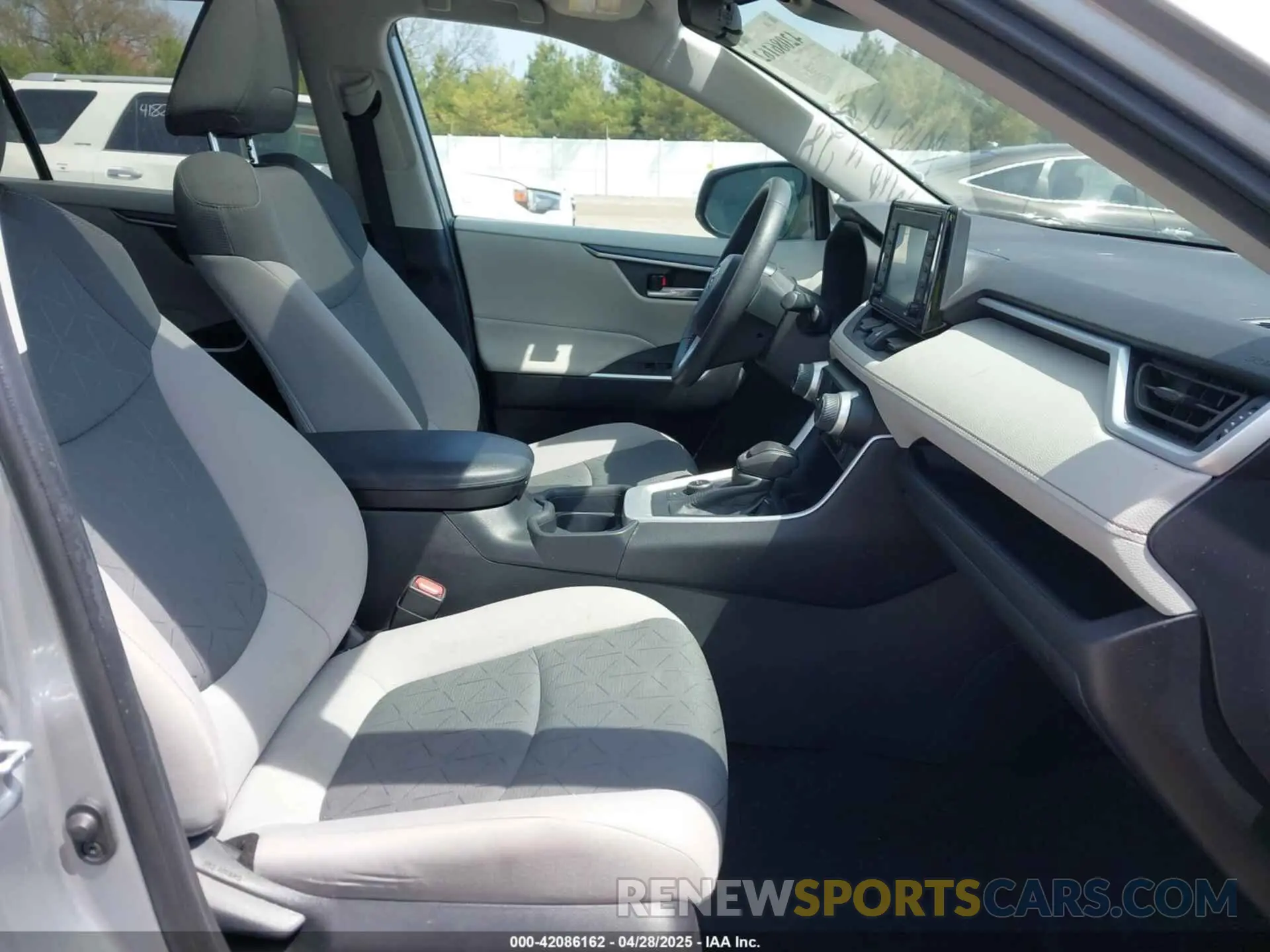 5 Photograph of a damaged car 2T3RWRFV1LW095424 TOYOTA RAV4 HYBRID 2020