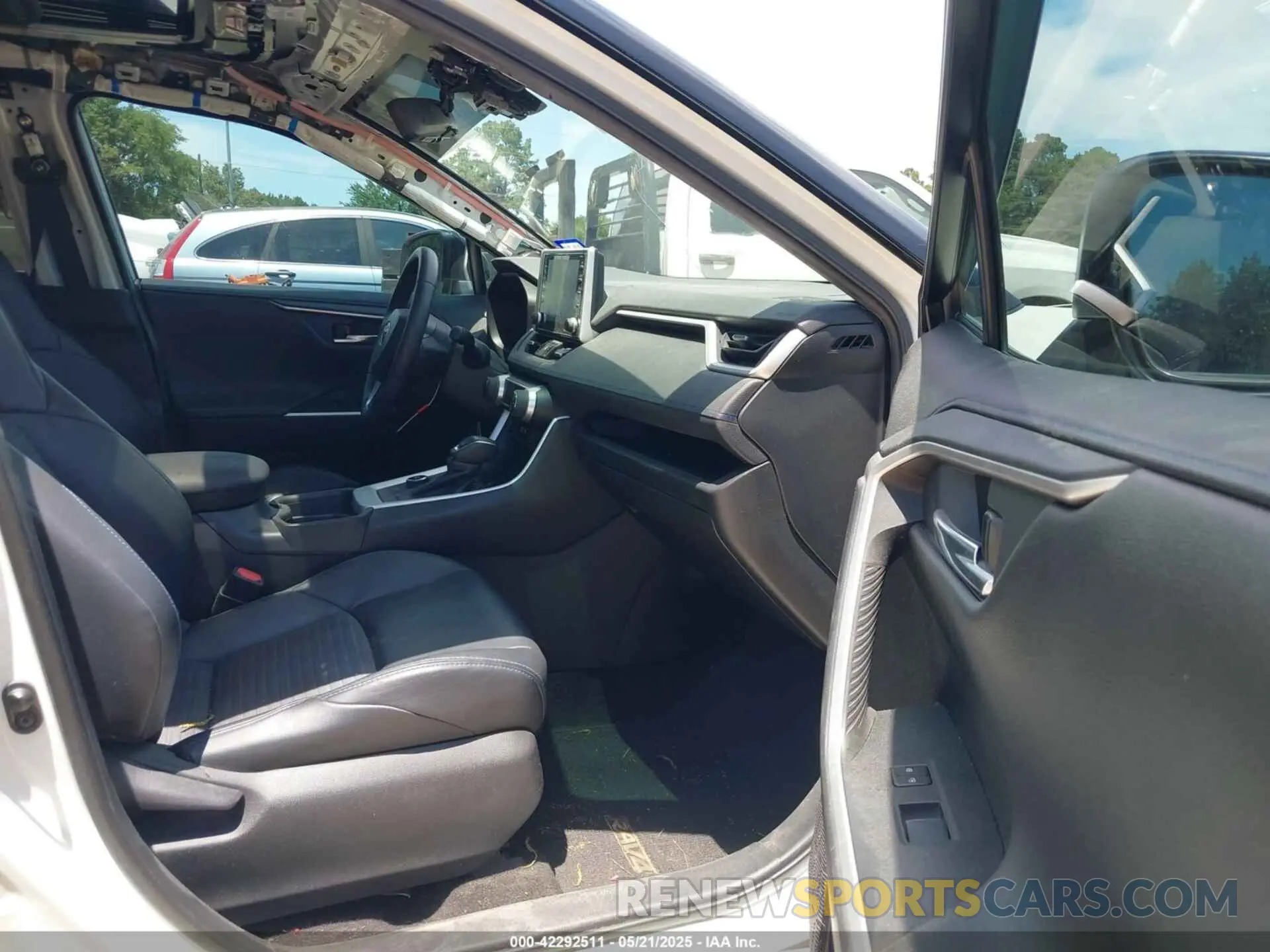 5 Photograph of a damaged car 4T3EWRFV0LU008448 TOYOTA RAV4 HYBRID 2020