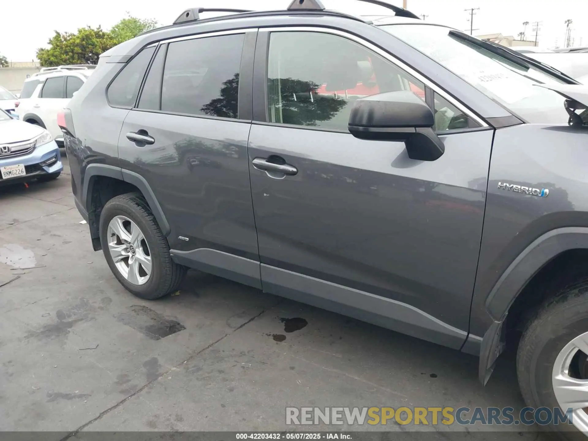 13 Photograph of a damaged car JTMLWRFV8LD537361 TOYOTA RAV4 HYBRID 2020