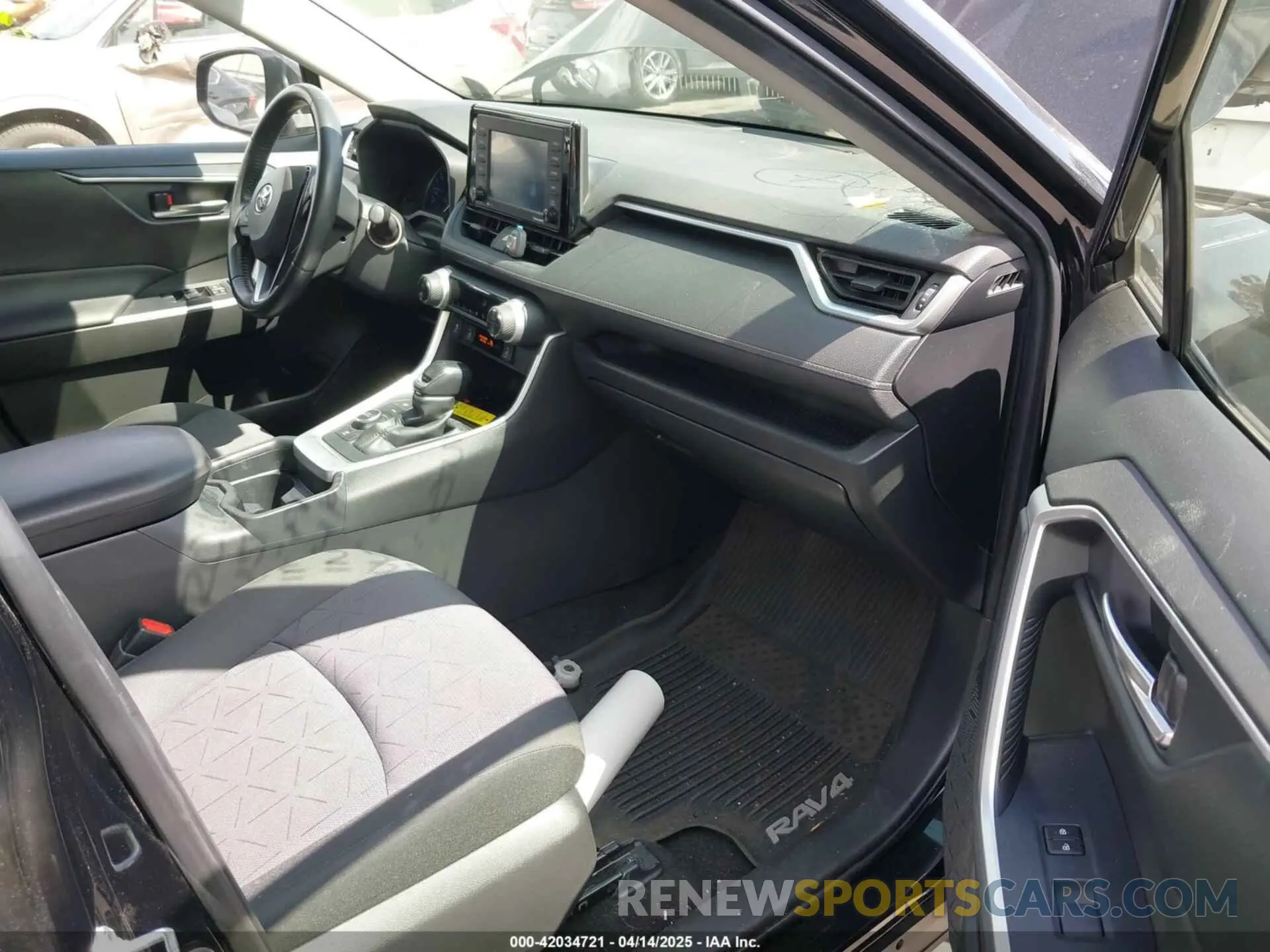 5 Photograph of a damaged car JTMRWRFV2LD549063 TOYOTA RAV4 HYBRID 2020