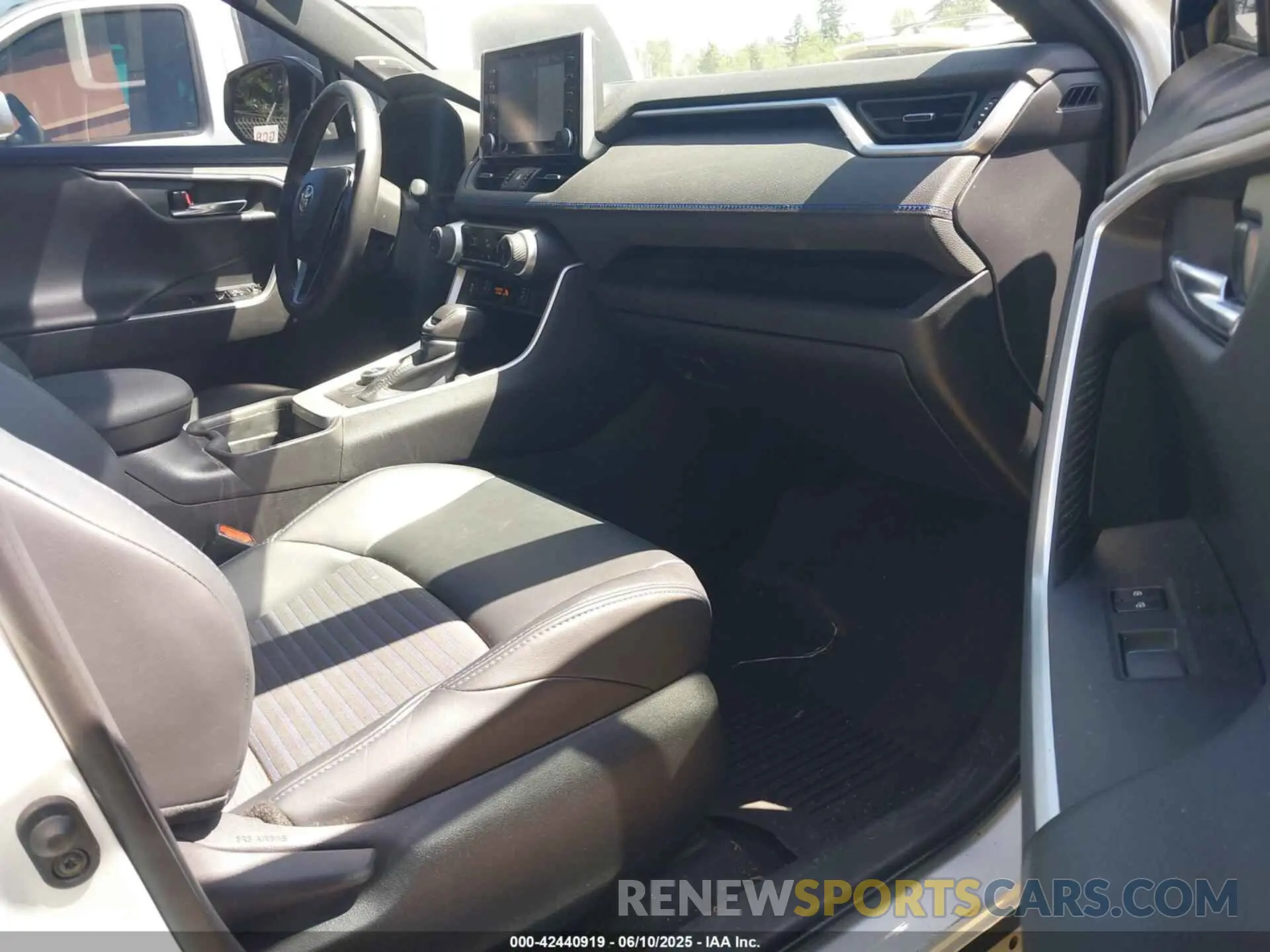 5 Photograph of a damaged car 2T3E6RFV1MW010758 TOYOTA RAV4 HYBRID 2021