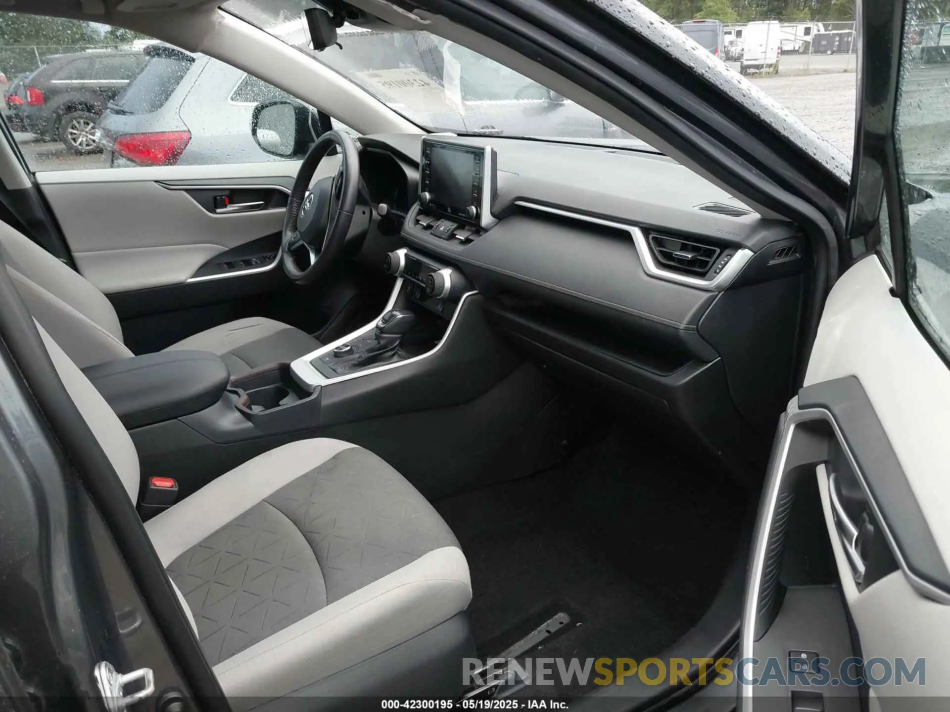 5 Photograph of a damaged car 2T3E6RFV4MW004081 TOYOTA RAV4 HYBRID 2021