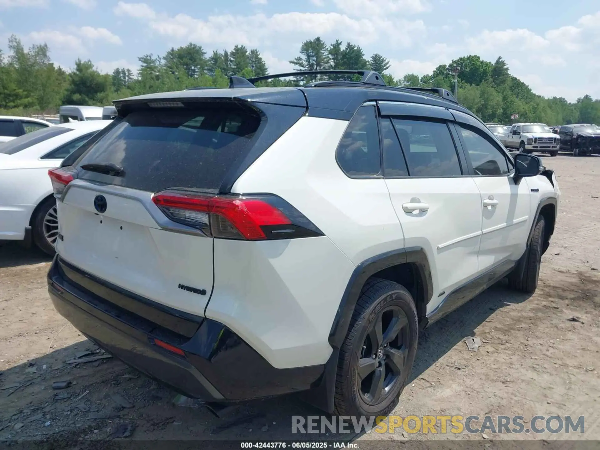 4 Photograph of a damaged car 2T3E6RFV8MW010028 TOYOTA RAV4 HYBRID 2021