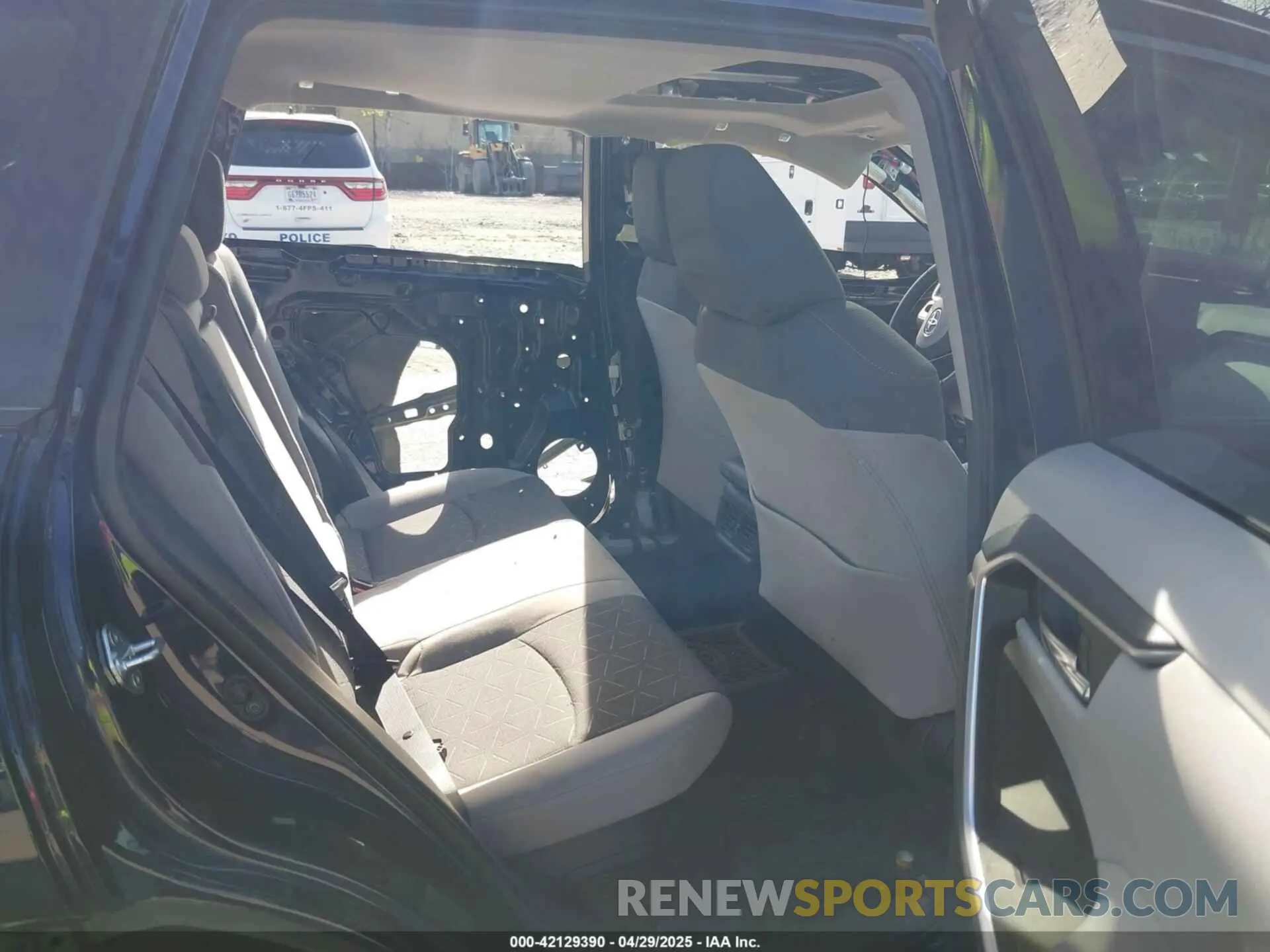 8 Photograph of a damaged car 4T3R6RFV2MU018403 TOYOTA RAV4 HYBRID 2021