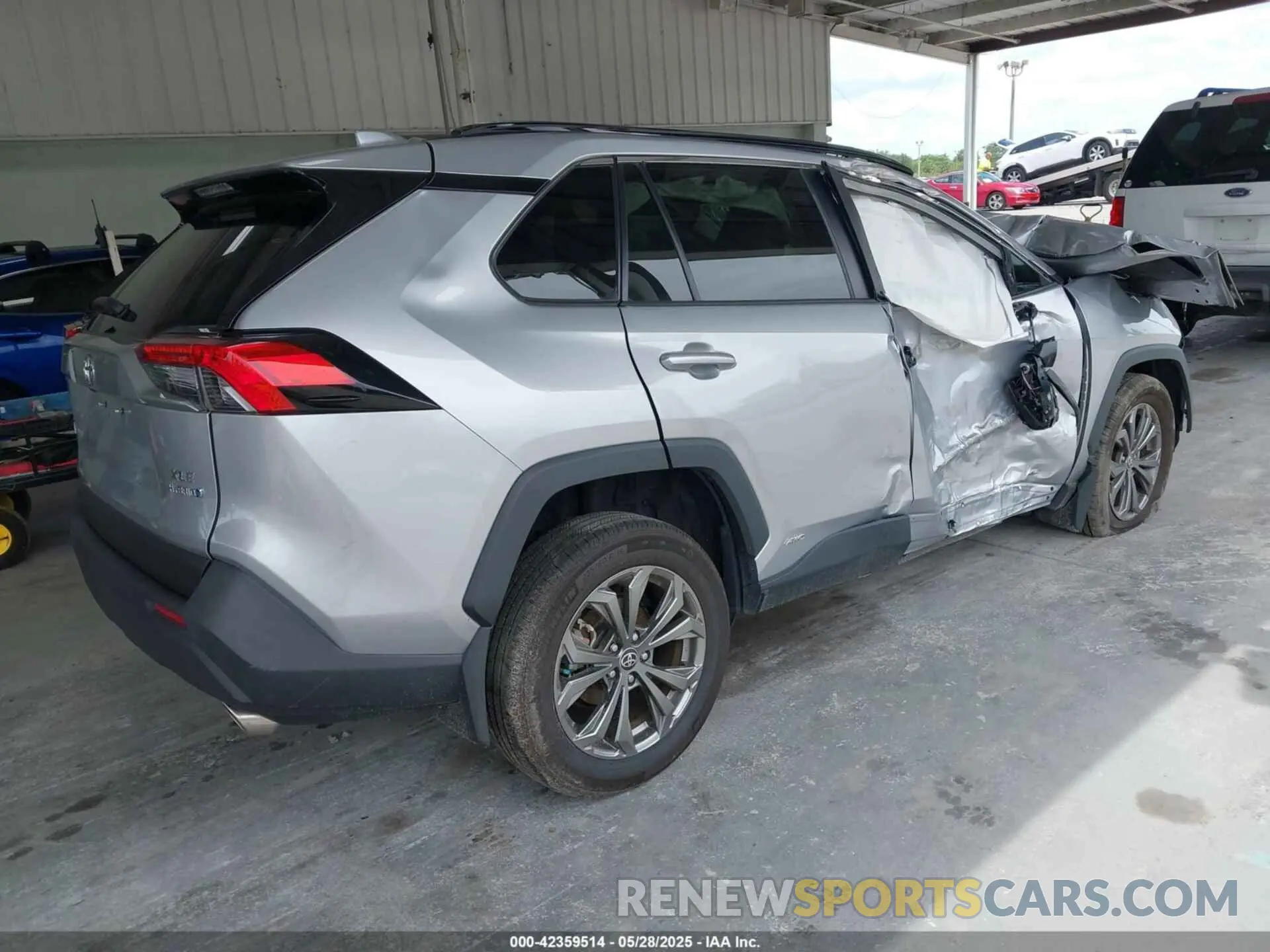 4 Photograph of a damaged car 4T3B6RFV6NU085122 TOYOTA RAV4 HYBRID 2022