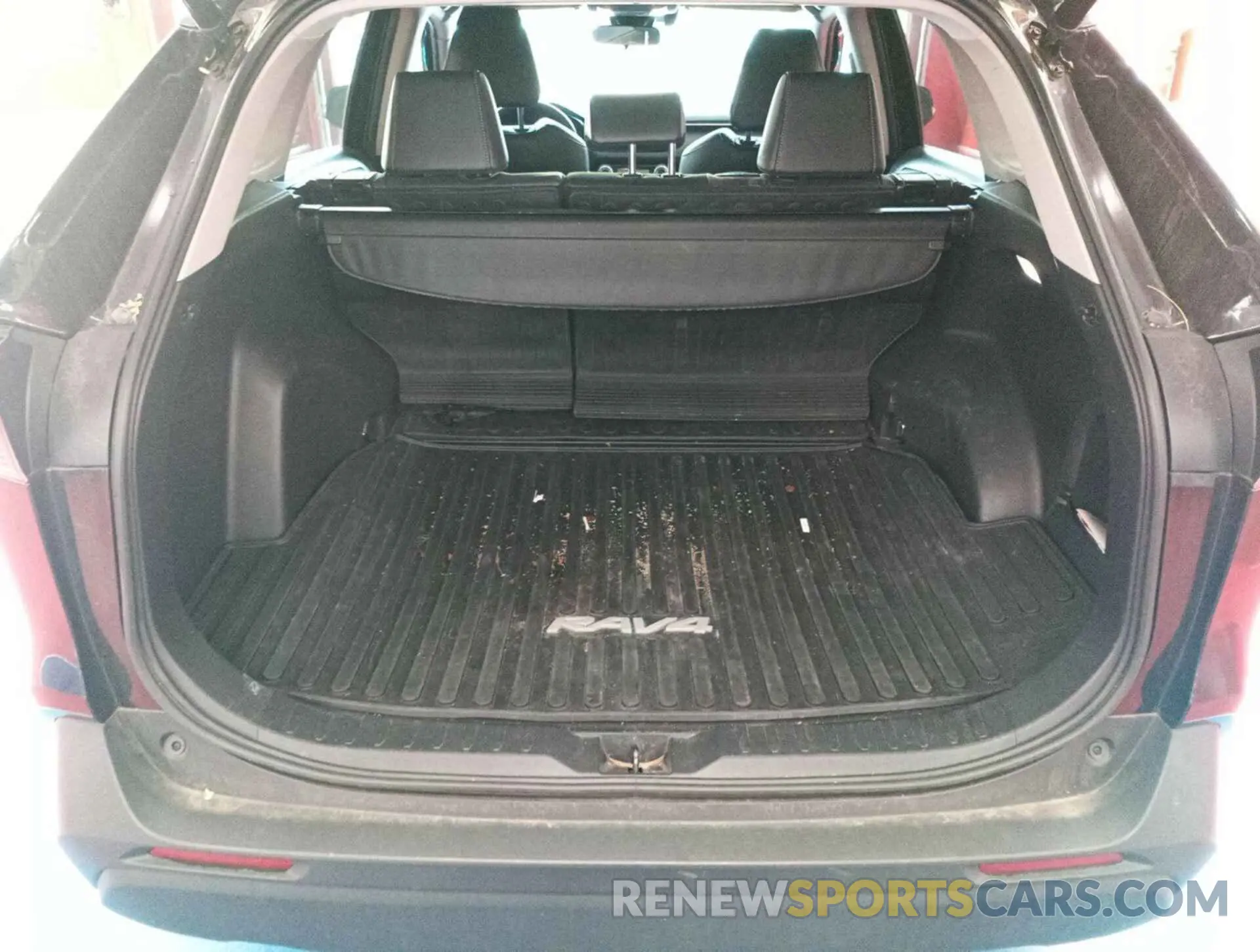 4 Photograph of a damaged car 4T3B6RFV7NU071911 TOYOTA RAV4 HYBRID 2022