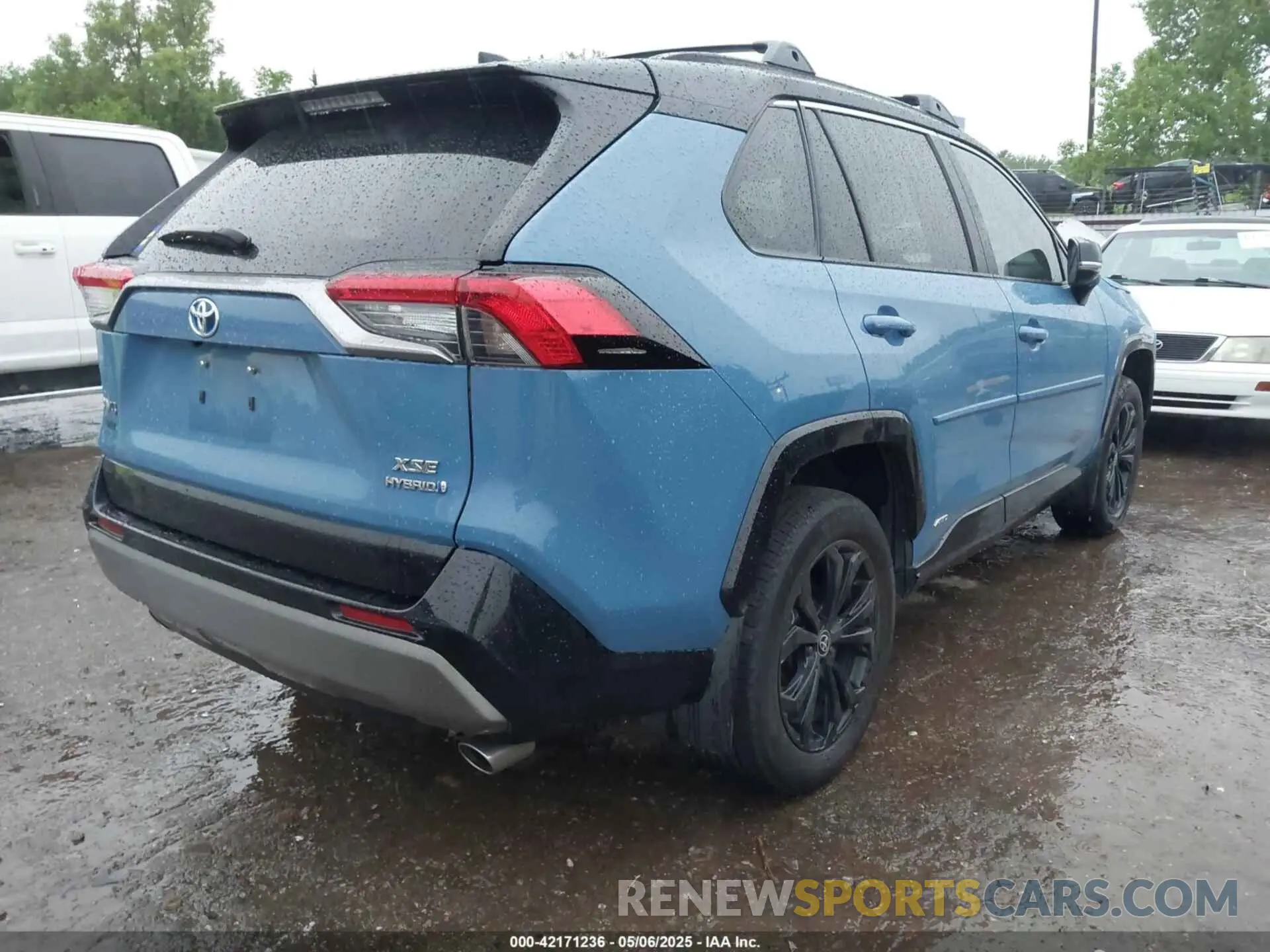 4 Photograph of a damaged car 4T3E6RFV0NU102509 TOYOTA RAV4 HYBRID 2022