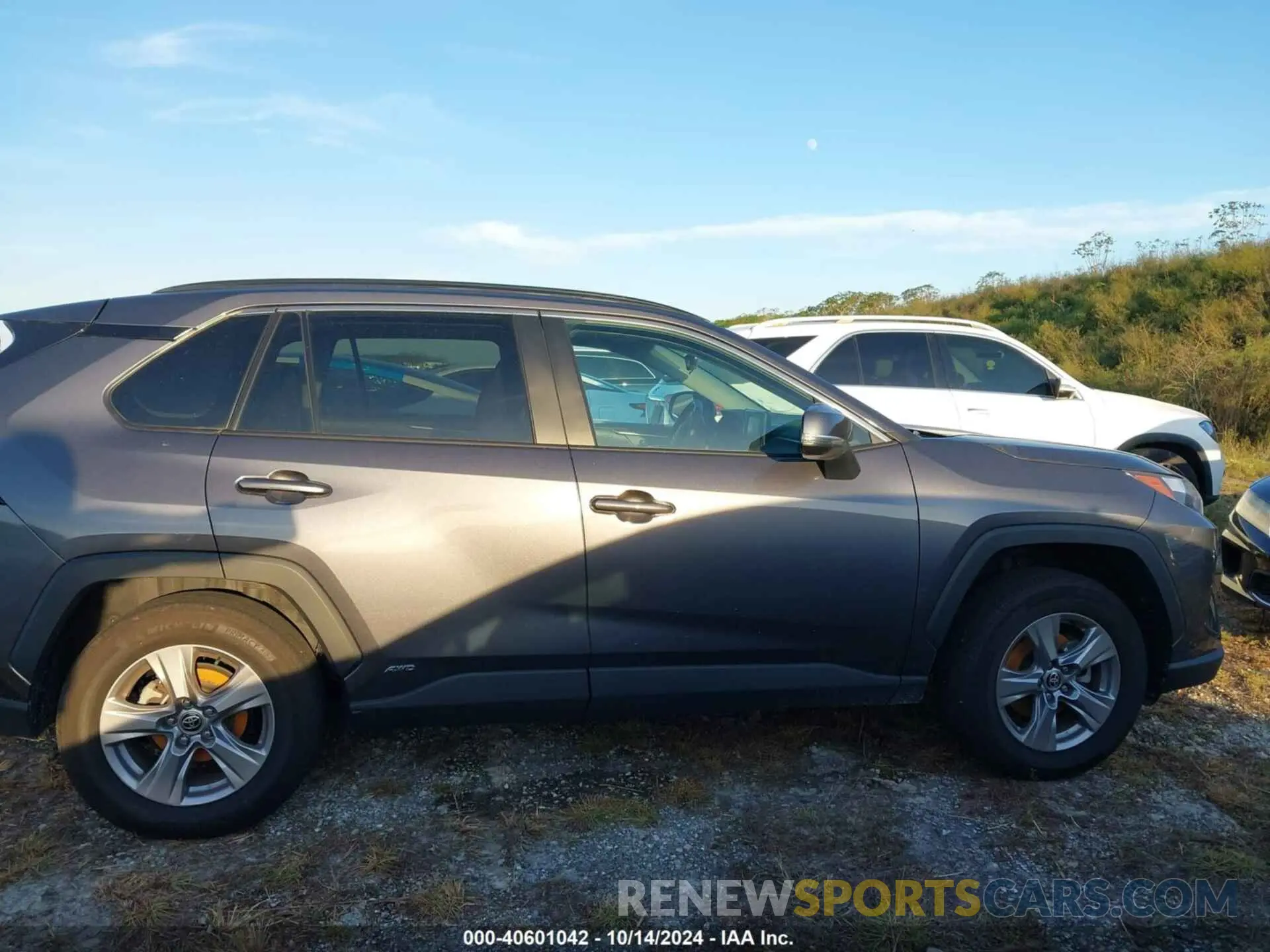 13 Photograph of a damaged car 4T3RWRFV9NU077580 TOYOTA RAV4 HYBRID 2022