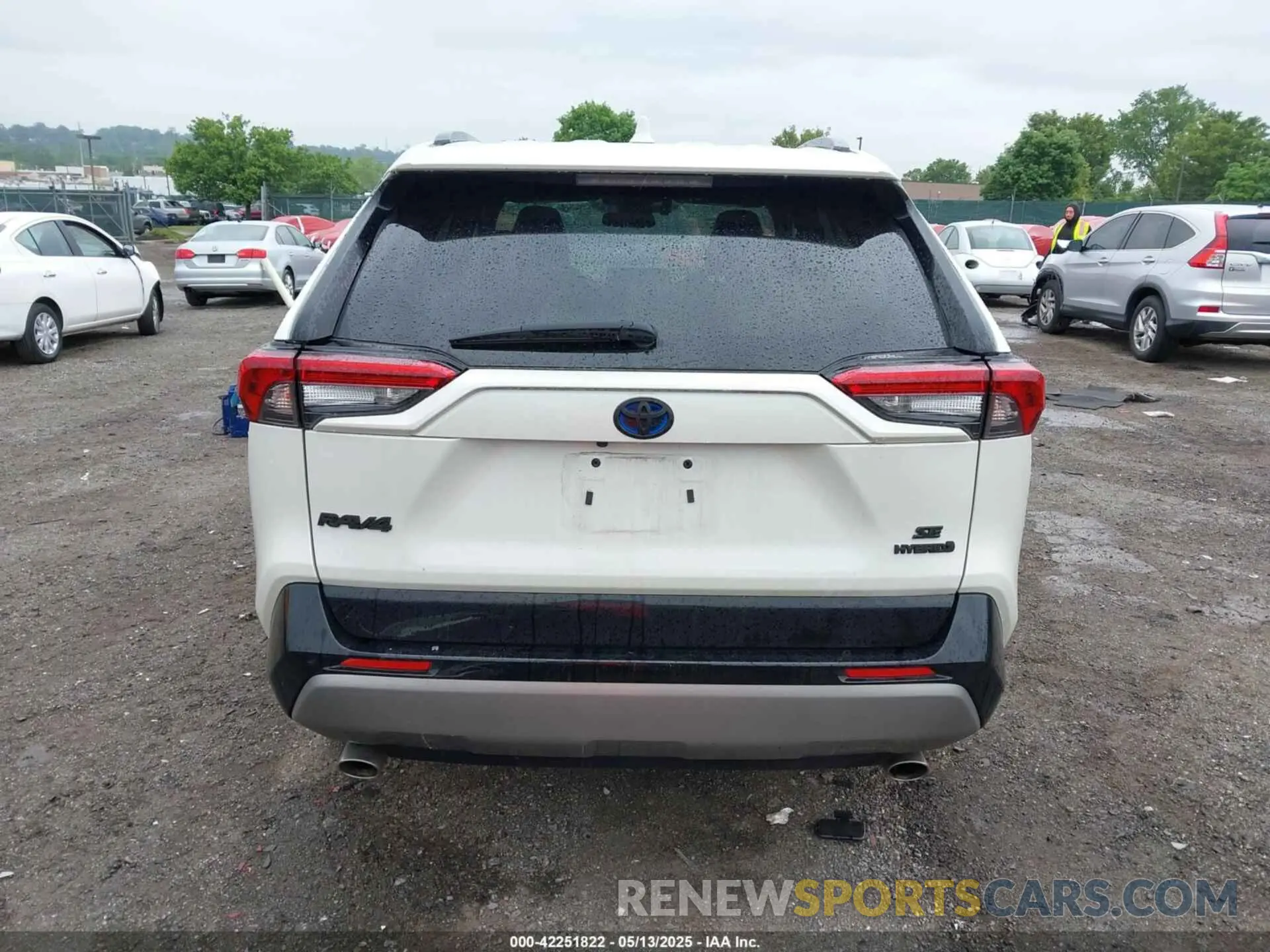 17 Photograph of a damaged car 4T3T6RFV4NU085592 TOYOTA RAV4 HYBRID 2022