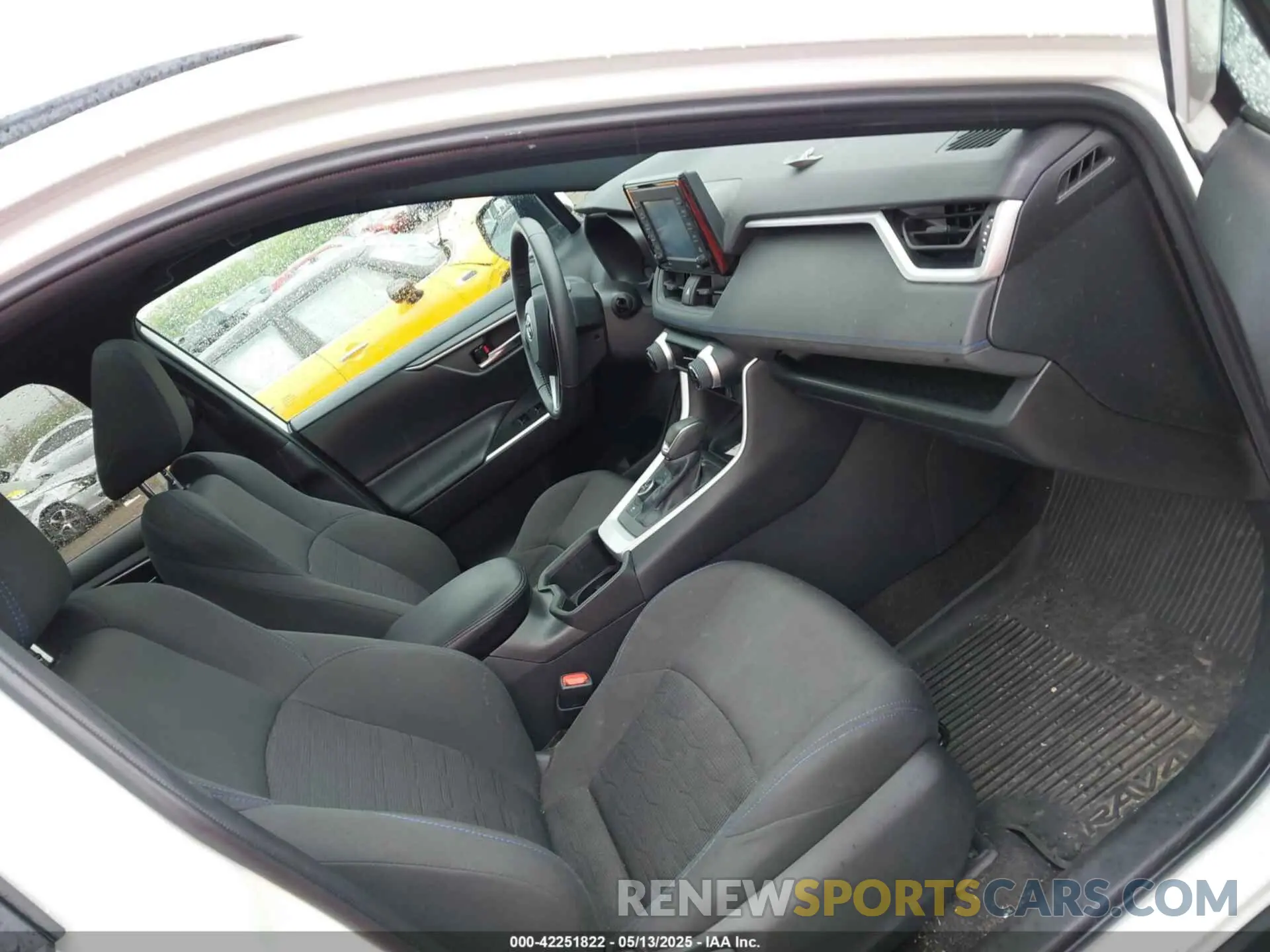 5 Photograph of a damaged car 4T3T6RFV4NU085592 TOYOTA RAV4 HYBRID 2022