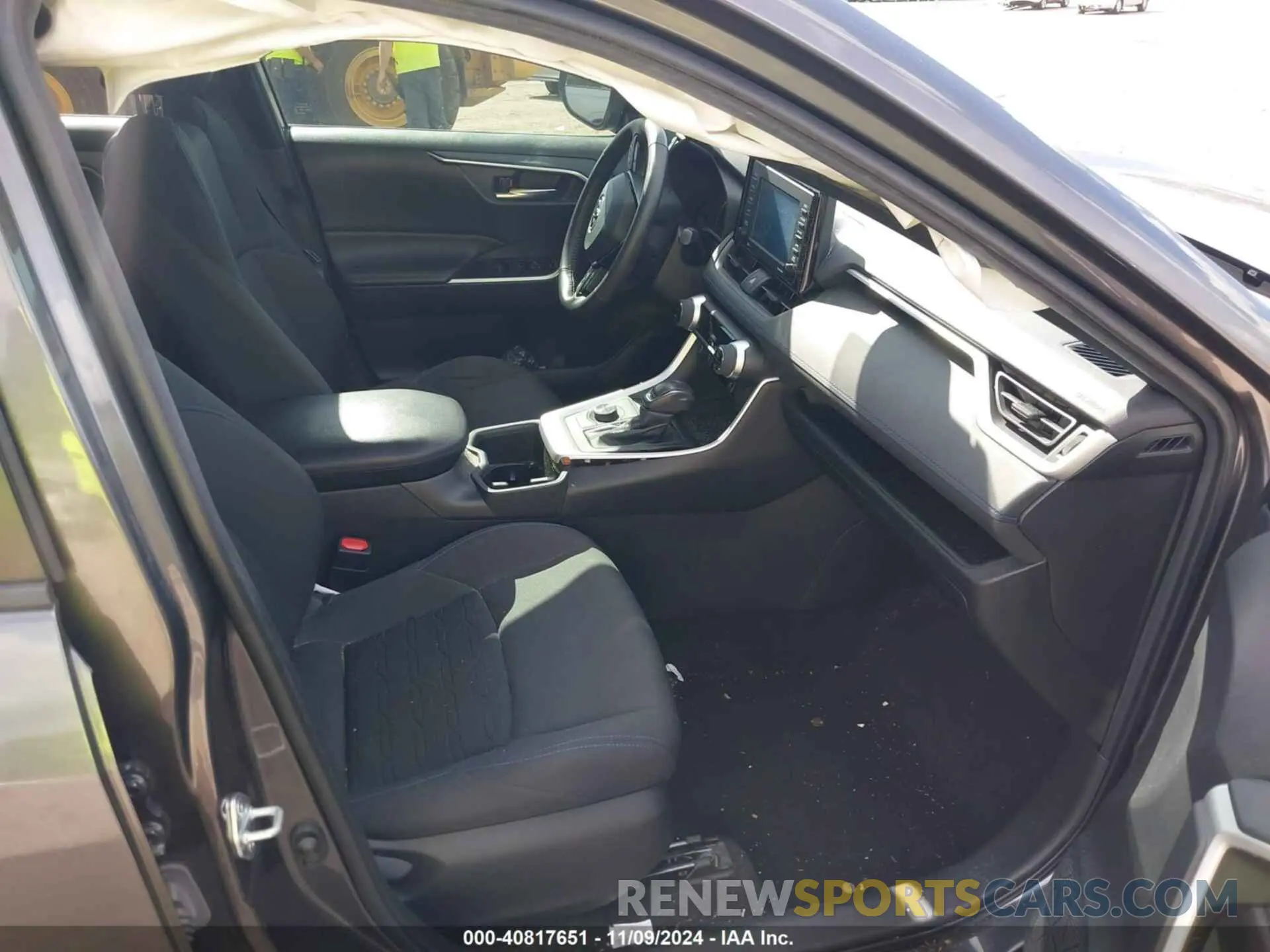 5 Photograph of a damaged car 4T3T6RFV6NU094441 TOYOTA RAV4 HYBRID 2022