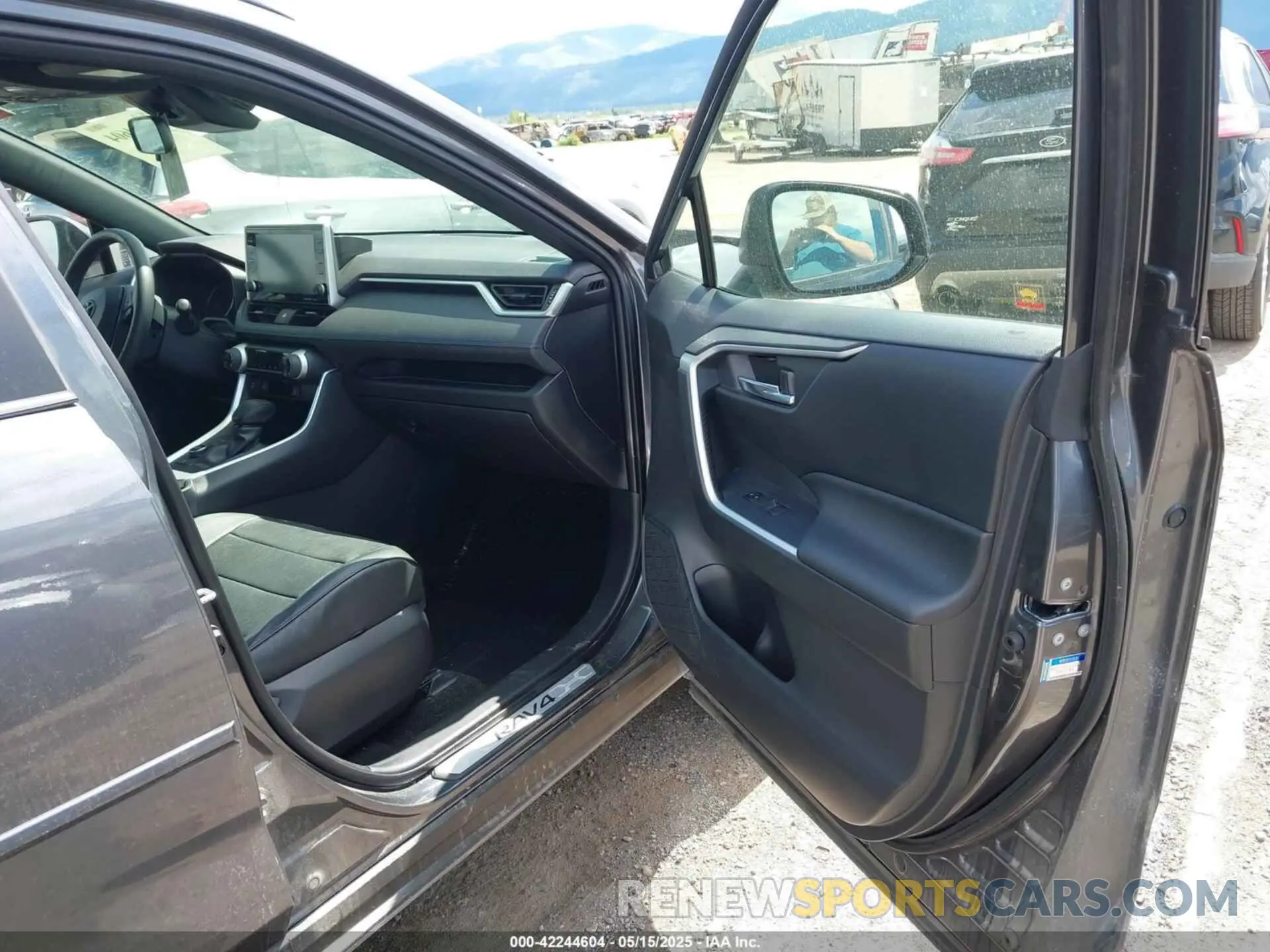 5 Photograph of a damaged car JTM16RFV0ND070012 TOYOTA RAV4 HYBRID 2022