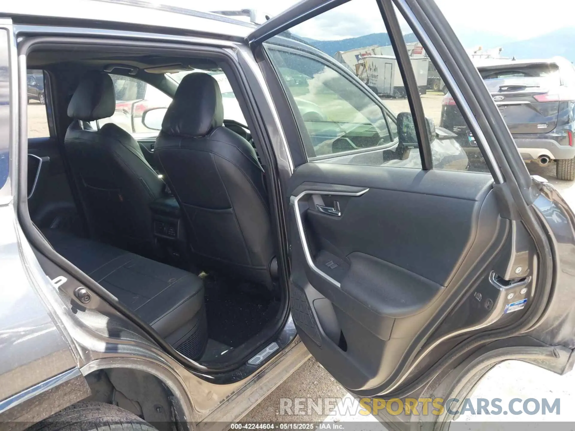 8 Photograph of a damaged car JTM16RFV0ND070012 TOYOTA RAV4 HYBRID 2022
