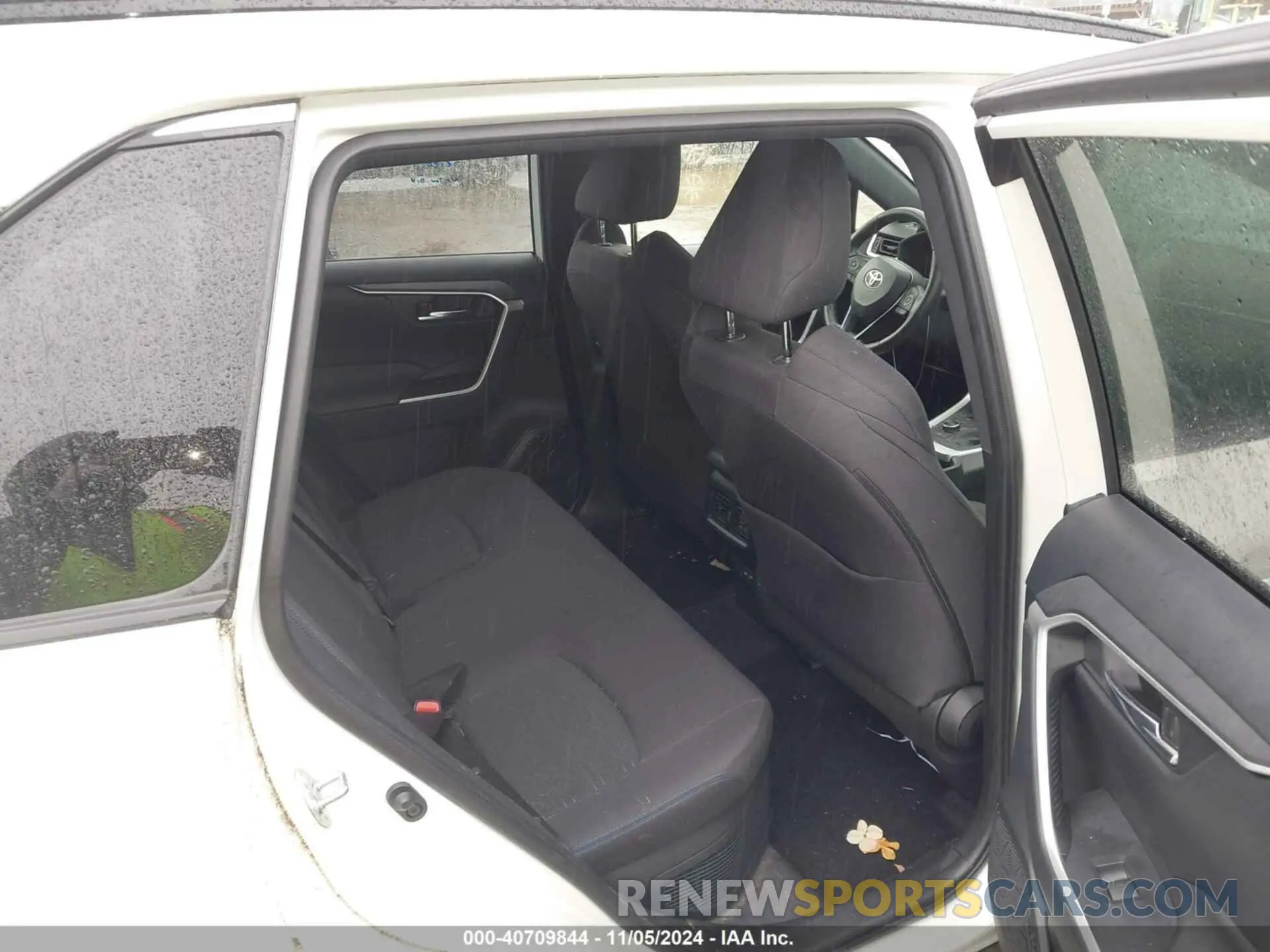 8 Photograph of a damaged car JTM16RFV6NJ015596 TOYOTA RAV4 HYBRID 2022