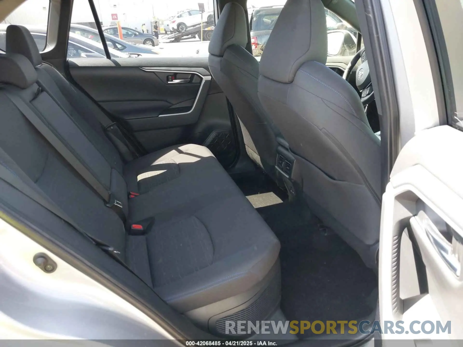 8 Photograph of a damaged car JTM16RFV7ND062263 TOYOTA RAV4 HYBRID 2022