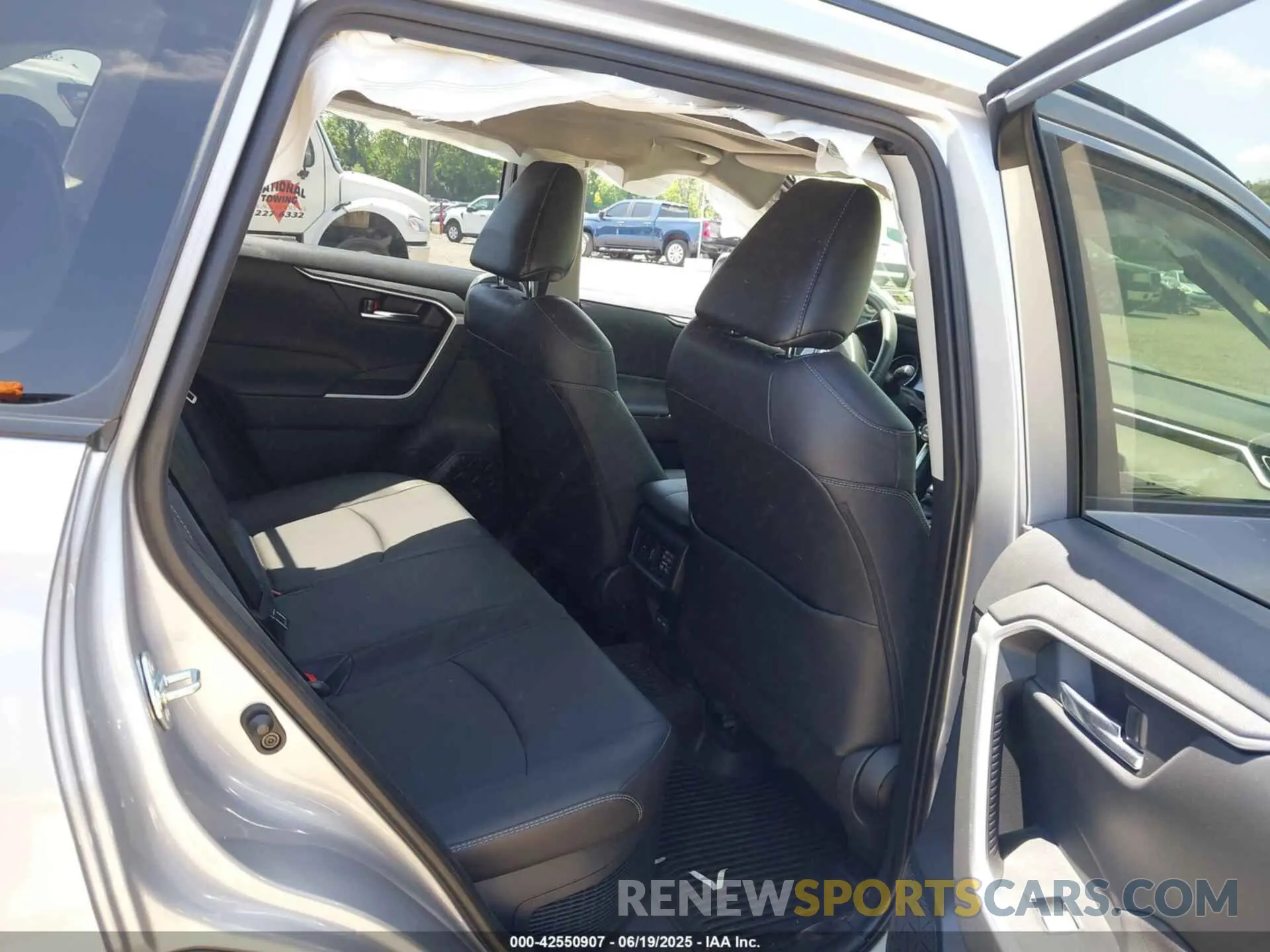 8 Photograph of a damaged car JTMB6RFV1ND063963 TOYOTA RAV4 HYBRID 2022