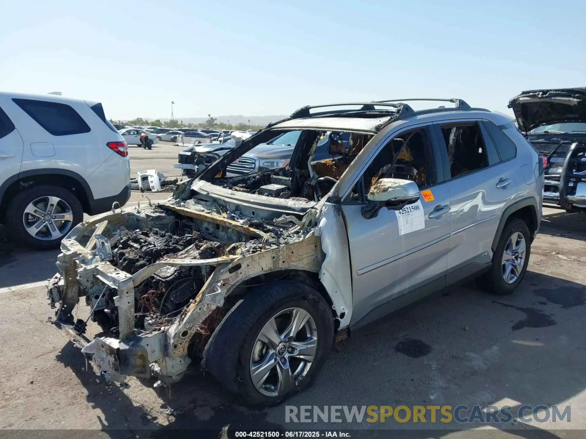 2 Фотография поврежденного автомобиля JTMRWRFV2ND139754 TOYOTA RAV4 HYBRID 2022