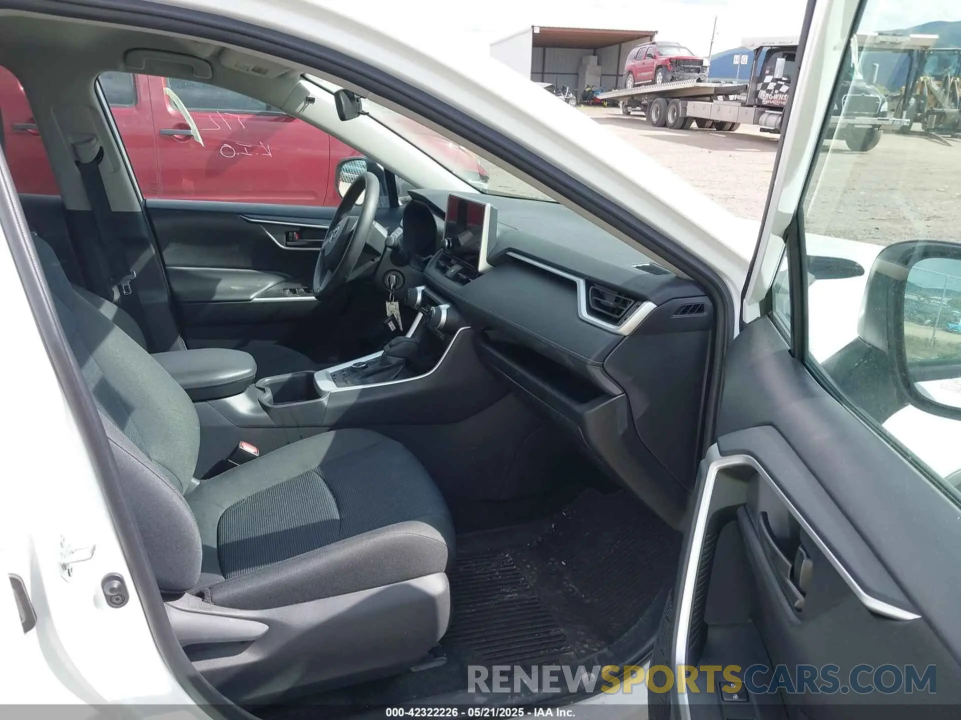 5 Photograph of a damaged car 2T3LWRFV7RW211398 TOYOTA RAV4 HYBRID 2024