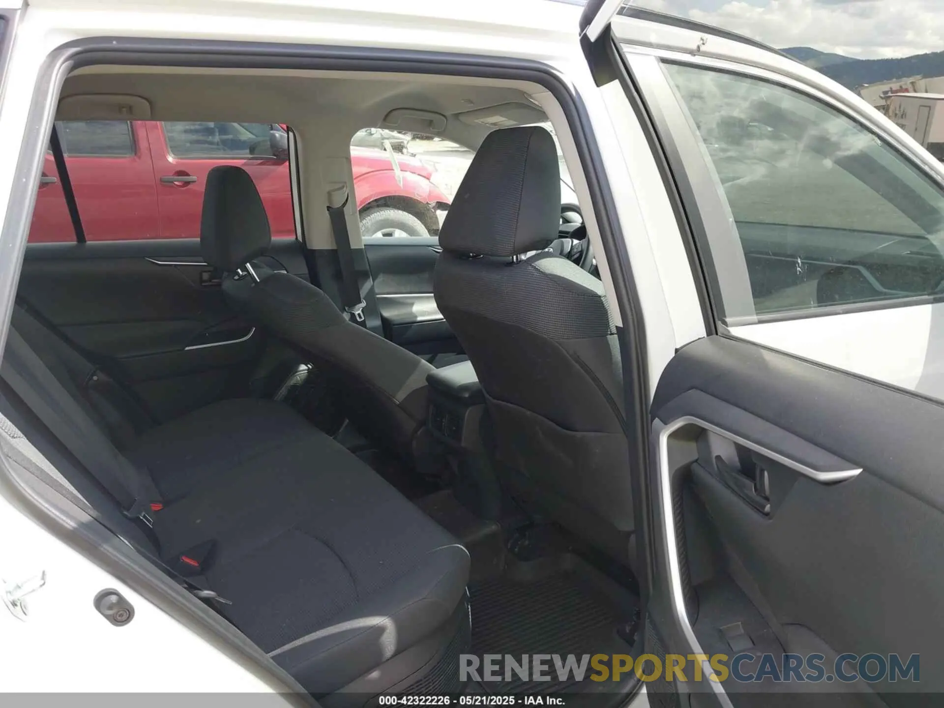 8 Photograph of a damaged car 2T3LWRFV7RW211398 TOYOTA RAV4 HYBRID 2024