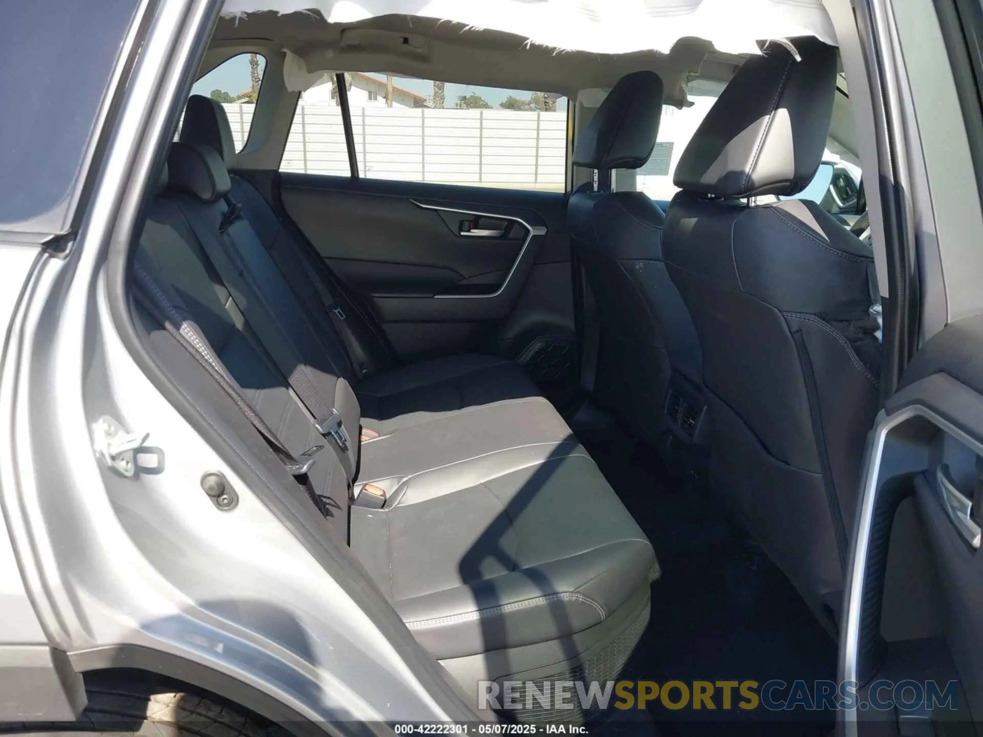 8 Photograph of a damaged car 4T3B6RFV6RU173416 TOYOTA RAV4 HYBRID 2024