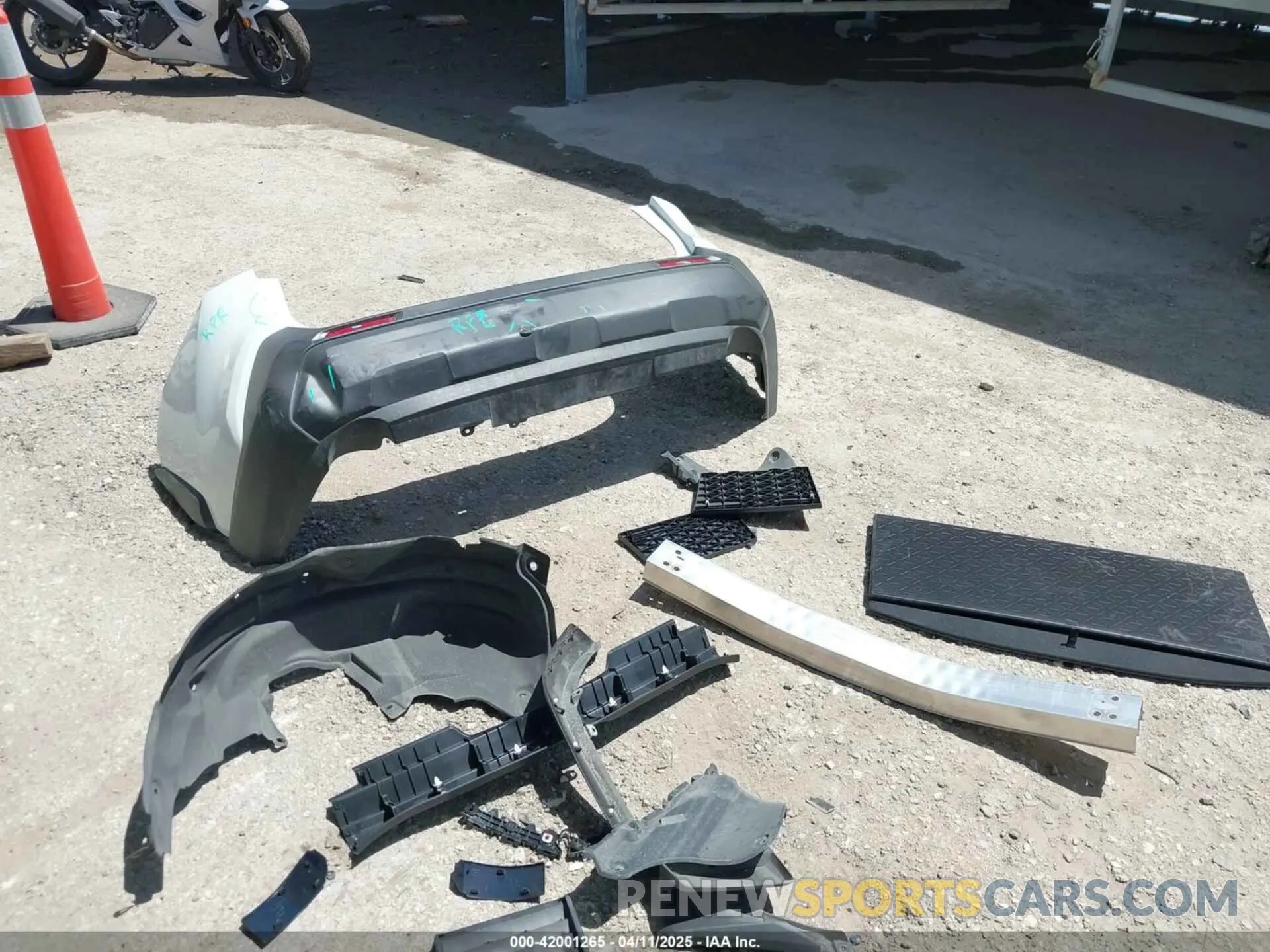 12 Фотография поврежденного автомобиля JTMB6RFV7RJ061562 TOYOTA RAV4 HYBRID 2024